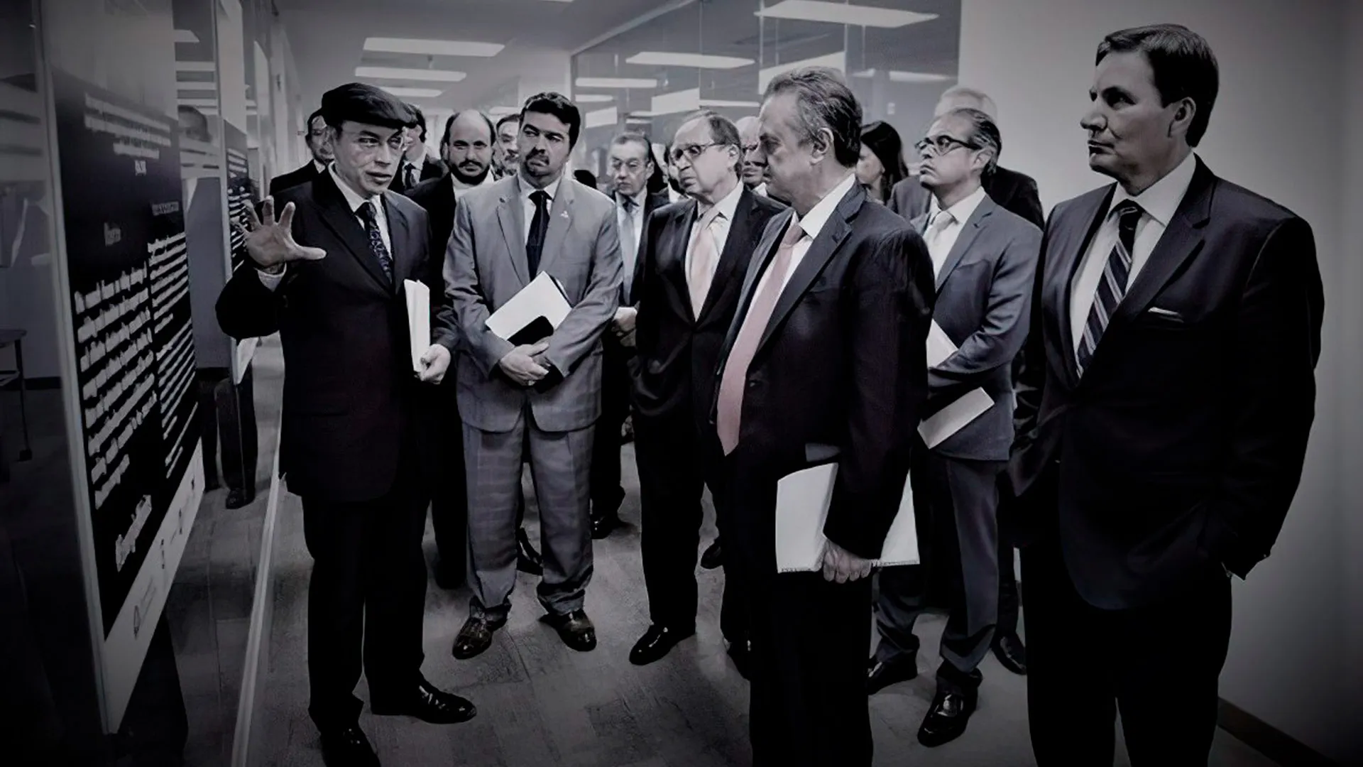 Aquí se muestra el Dr. Batres Con el secretario Coldwell en el arranque del proyecto "Laboratorio Binacional para la Gestión Inteligente de la Sustentabilidad Energética y la Formación Tecnológica"