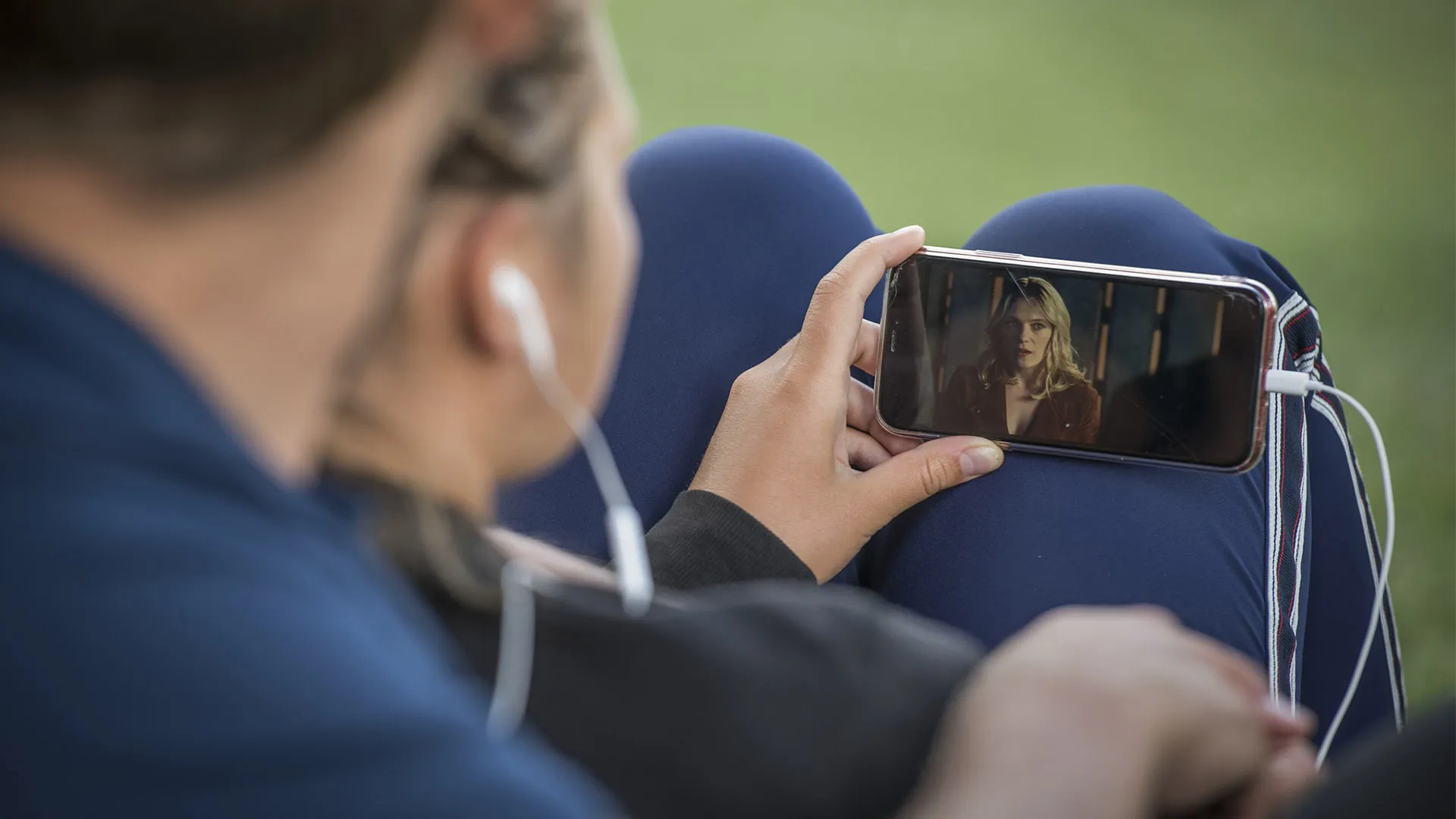 pareja viendo película en un celular