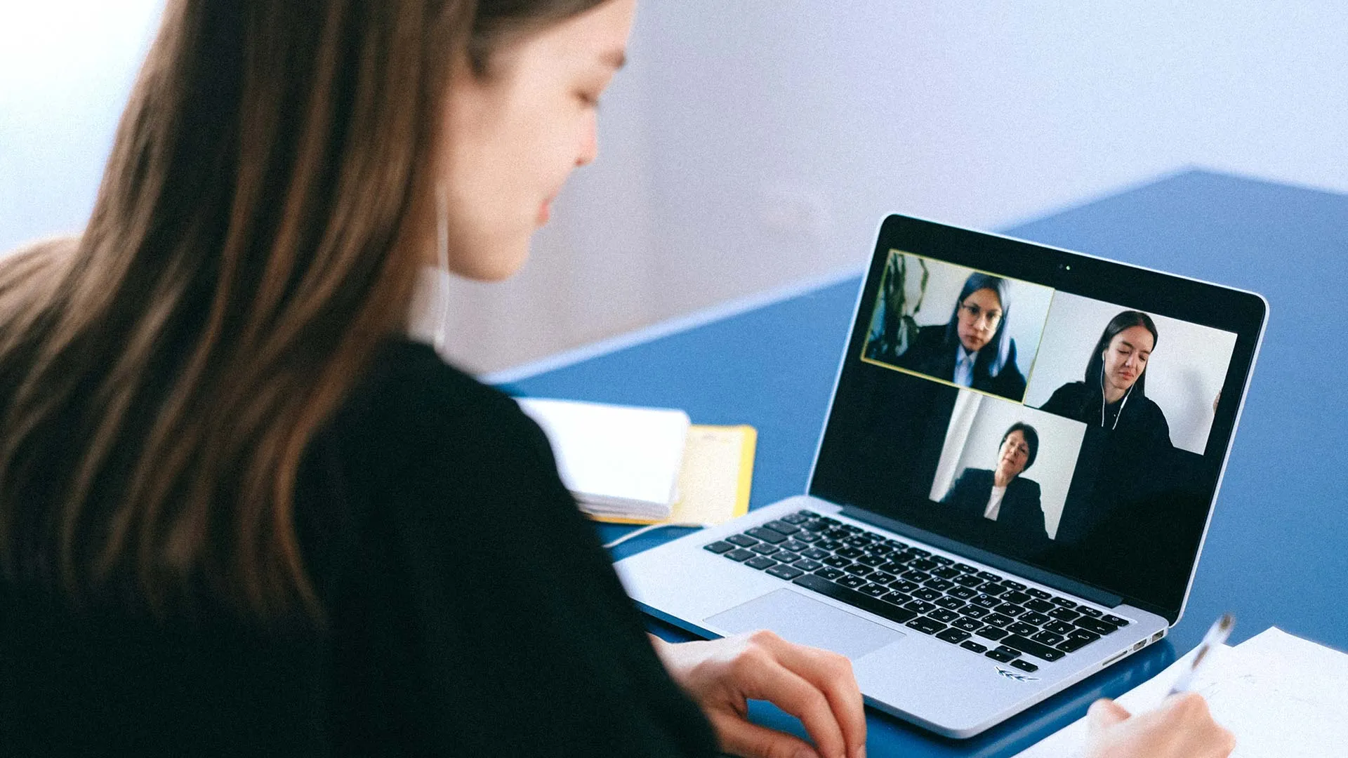 Mujer dando conferencia a través de Zoom.