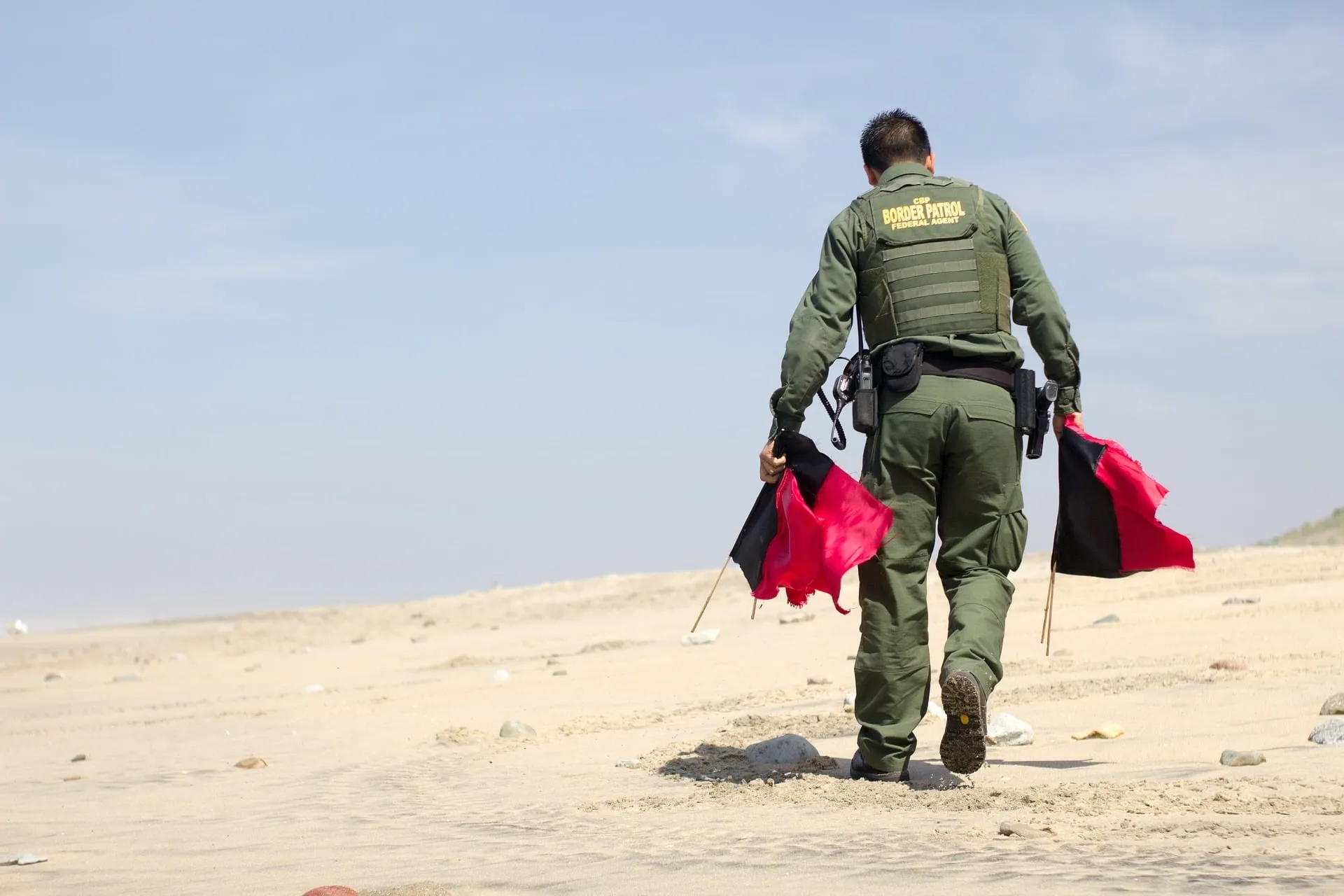 Desde hace décadas el sistema migratorio de Estados Unidos es una maraña de leyes añejas y reformas que ocasiona atascos en los procesos de quienes tramitan algún tipo de visa. Que demanda medidas de protección de la frontera con México que son incongruentes con una realidad de la que se aprovechan los traficantes de personas.  Que en varias ocasiones ha reventado la capacidad de las autoridades para gestionar el creciente número de inmigrantes que llegan a sus instalaciones. Desgraciadamente, la inmigració