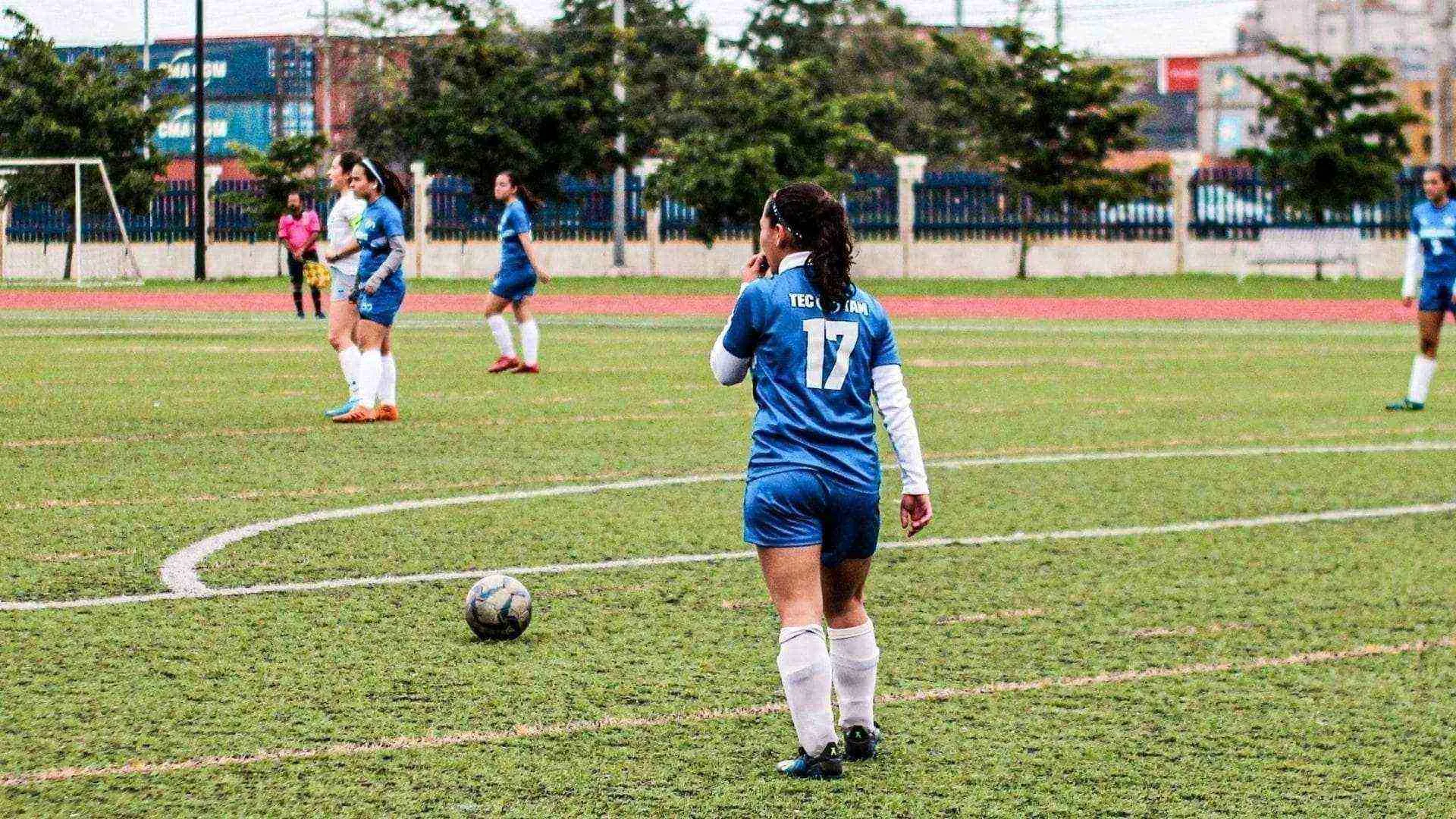 Danna Leal jugando fútbol