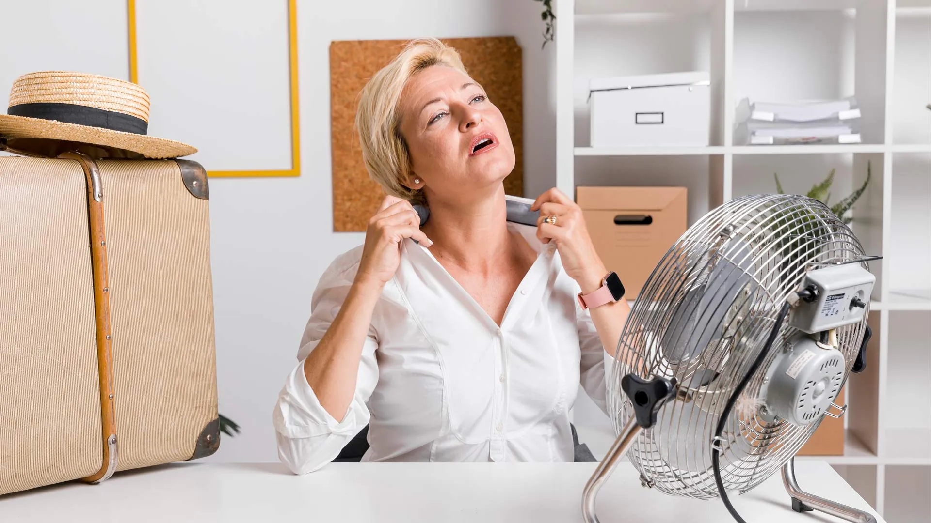 Mujer en casa con calor enciende ventilador