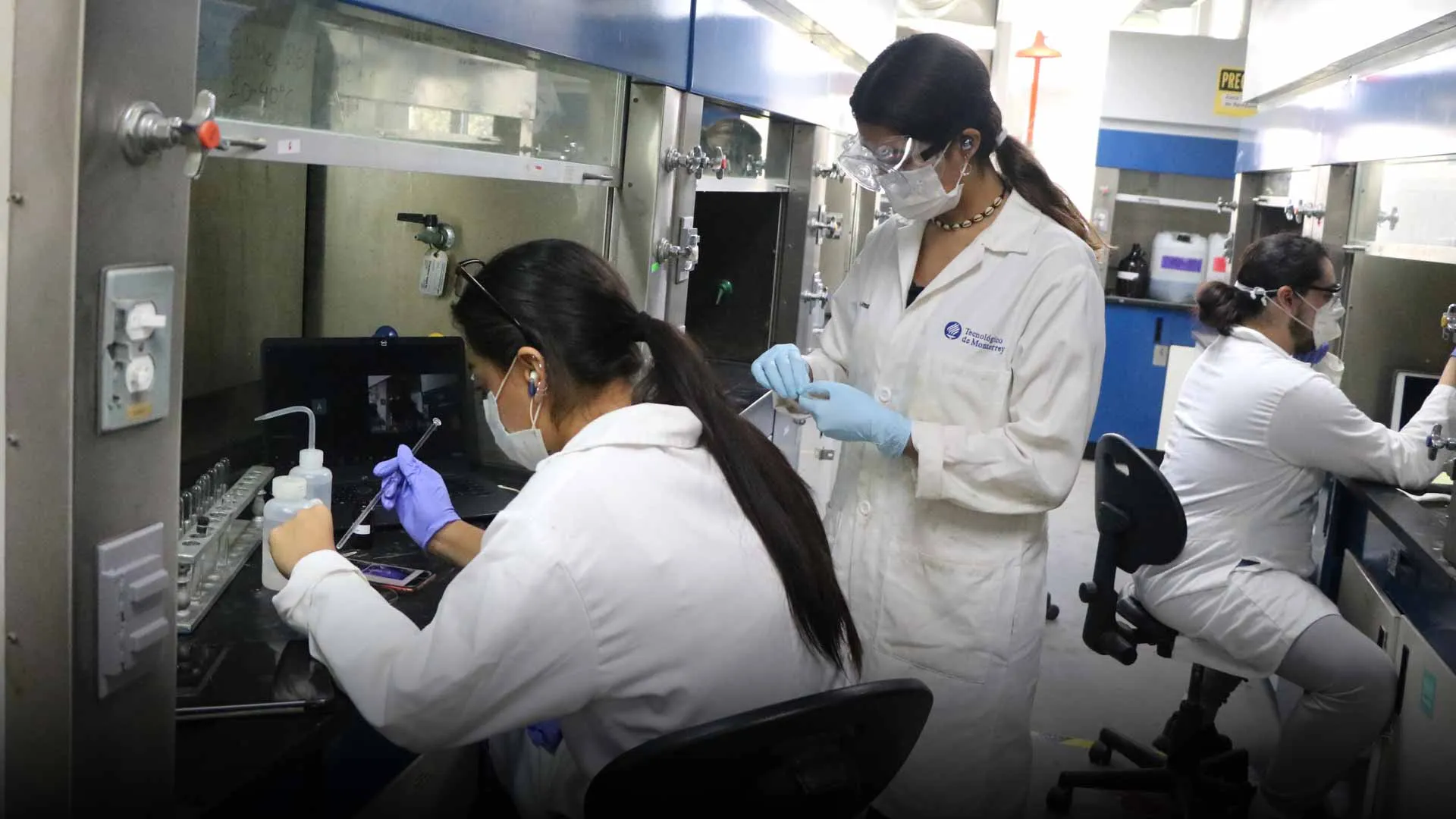 Tienen regreso híbrido en laboratorios