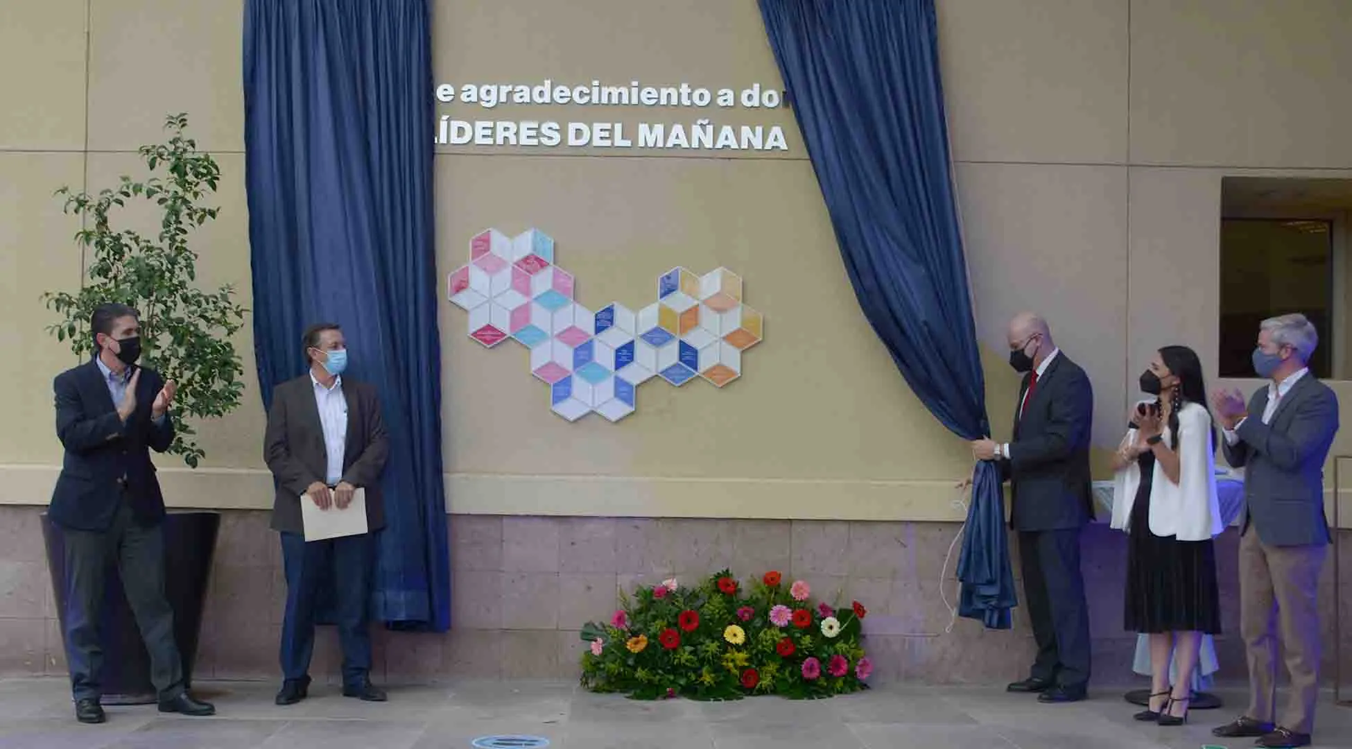 Develació del muro de agradecimiento al programa Líderes del Mañana