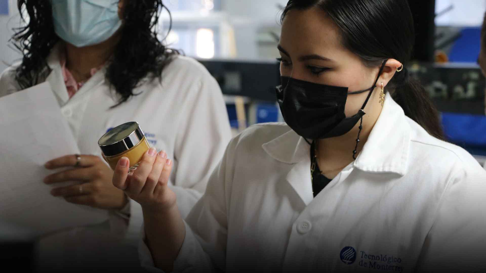 Alumnos del campus Monterrey crearon cremas cosméticas en actividad de Semana i