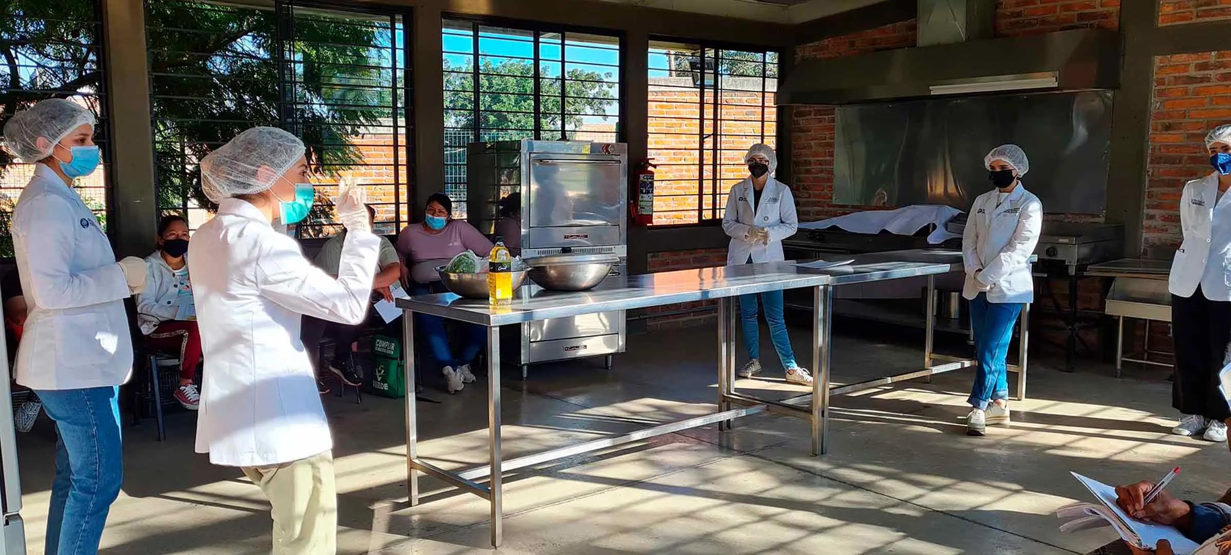 Alumnas de nutrición del Tec Guadalajara aplicaron sus conocimientos y crean menús nutritivos para comunidad marginada.