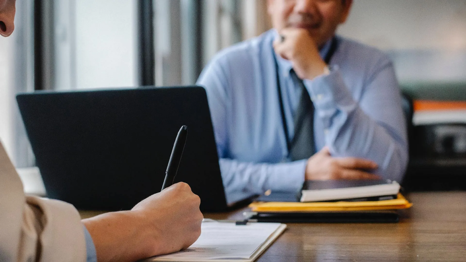 Hombre realizando entrevista de trabajo