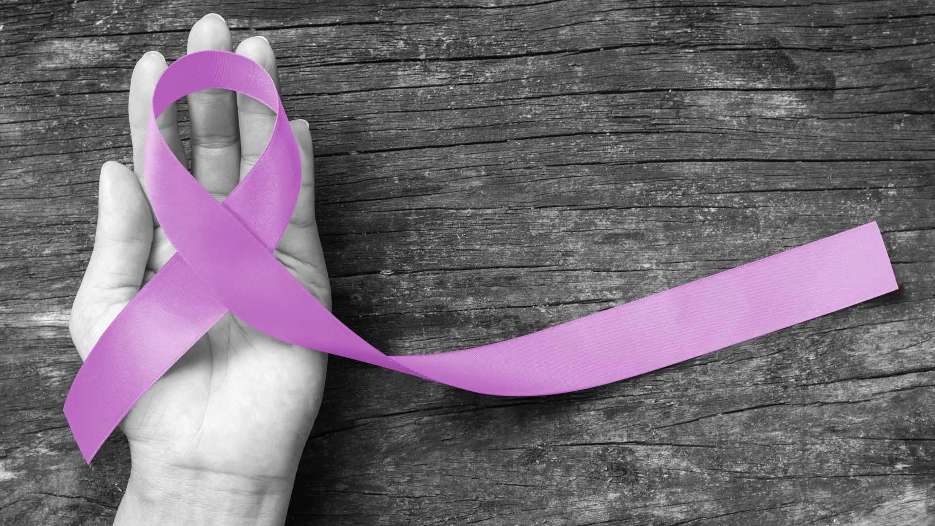 ¿Usar el celular causa cáncer? Mitos y realidades de esta enfermedad