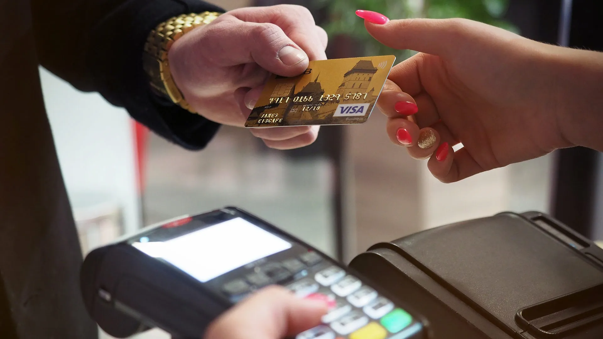 Persona pagando con tarjeta de crédito