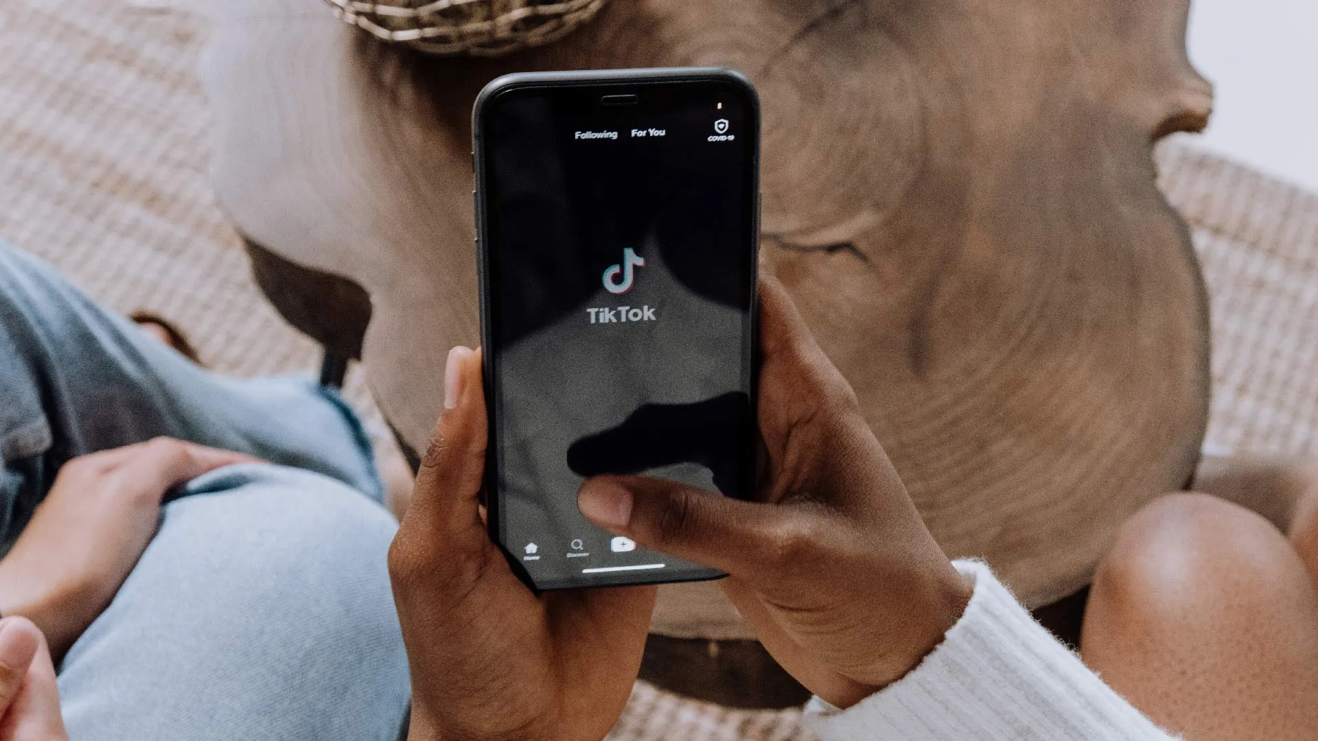 Persona abriendo aplicación de TikTok en su celular 
