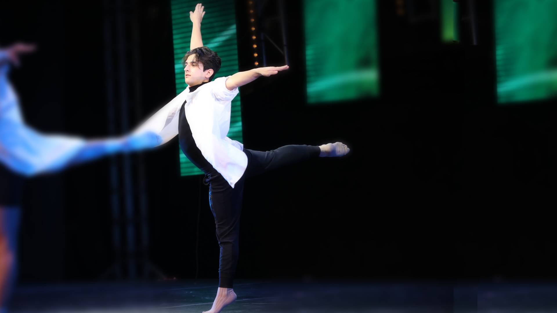 Ricardo Salinas forma parte del equipo representativo de danza moderna en el campus Monterrey