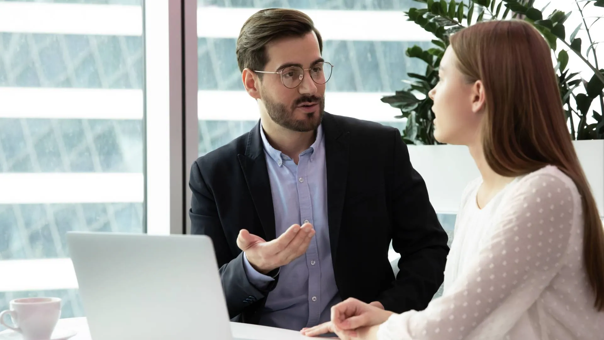 Sigue estos tips de experto del Tec de Monterrey para una comunicación asertiva en el trabajo