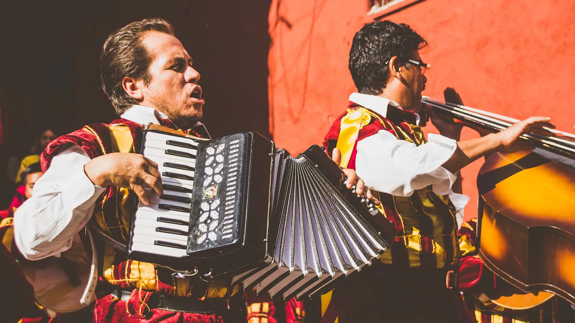 Las 10 canciones que no pueden faltar en estas fiestas patrias