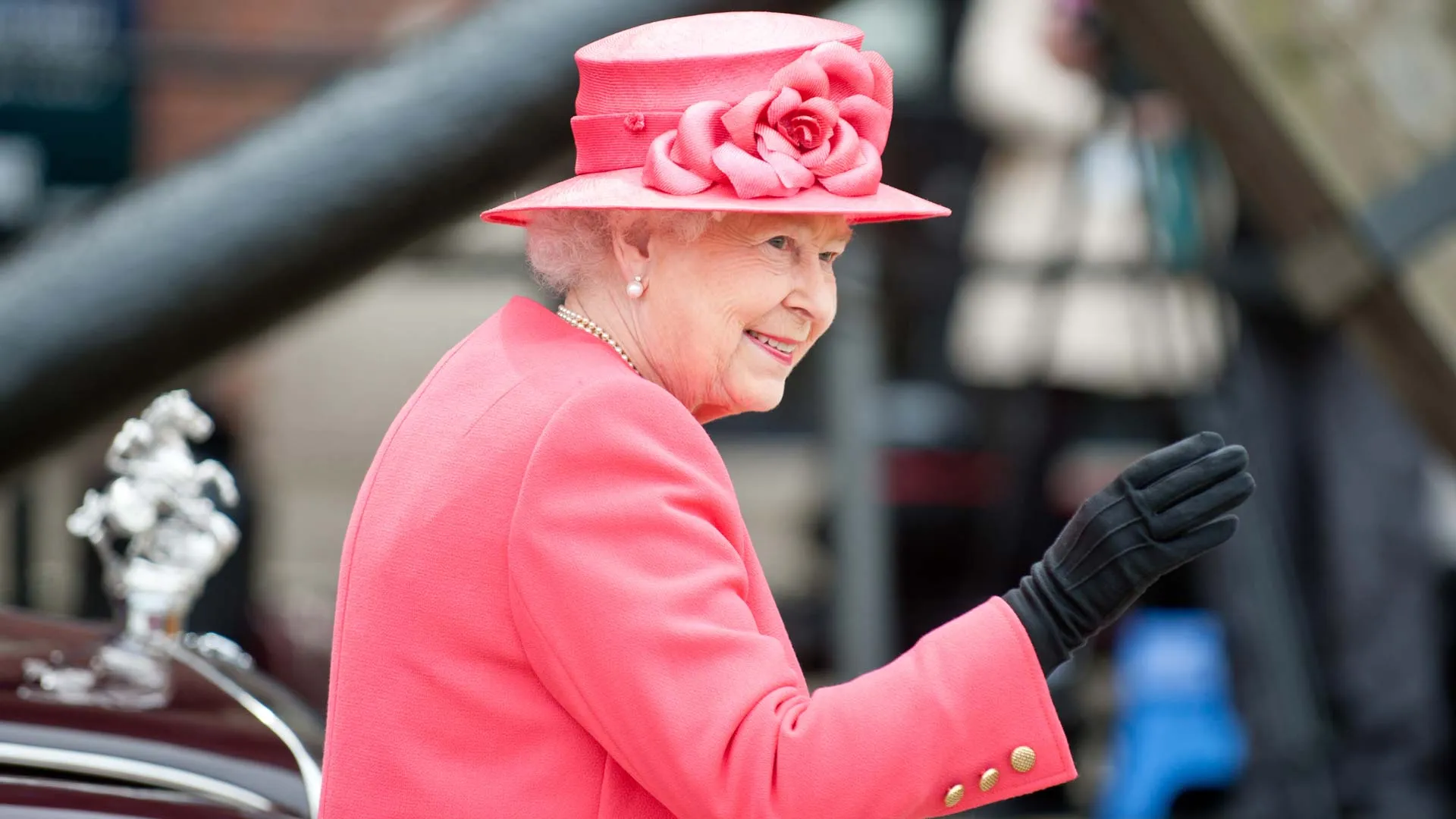 La reina Isabel saluda y sonríe en el Palacio de Buckinham