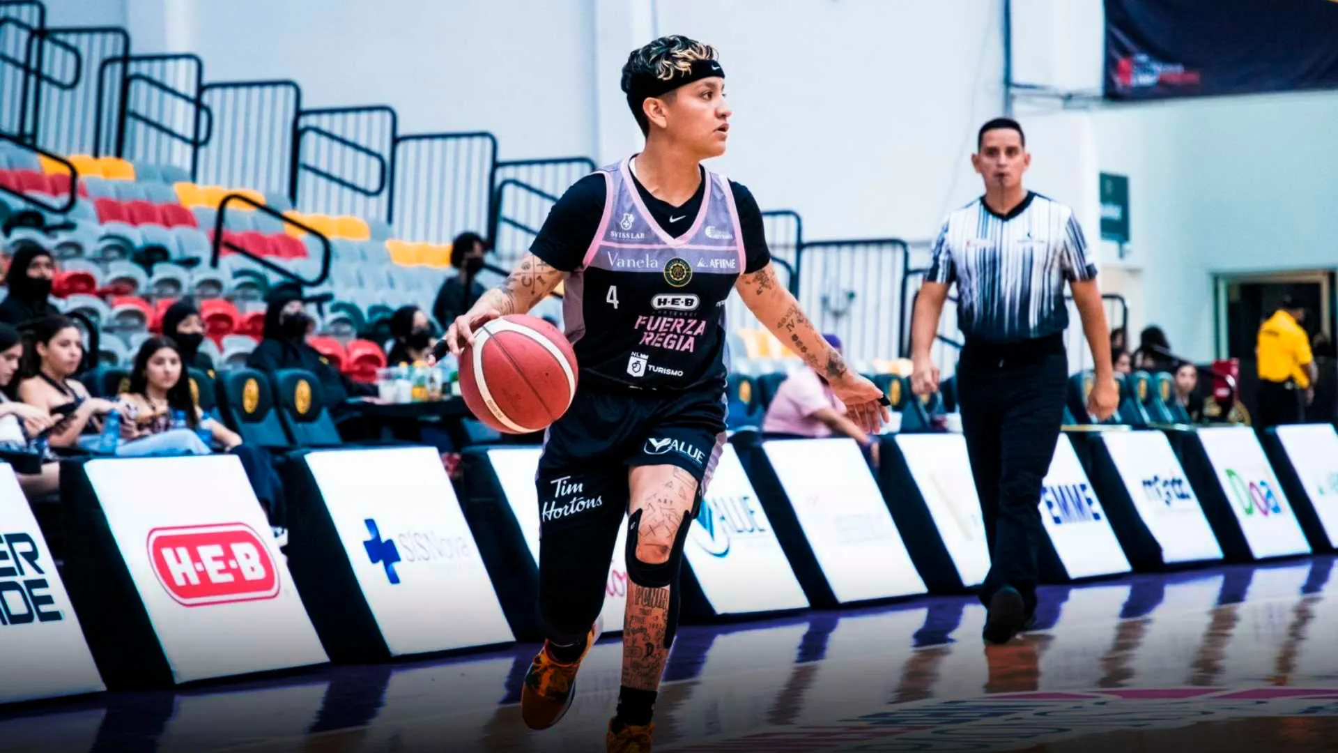 Michelle Pardo, una jugadora de basquetbol juega después de vencer el cáncer