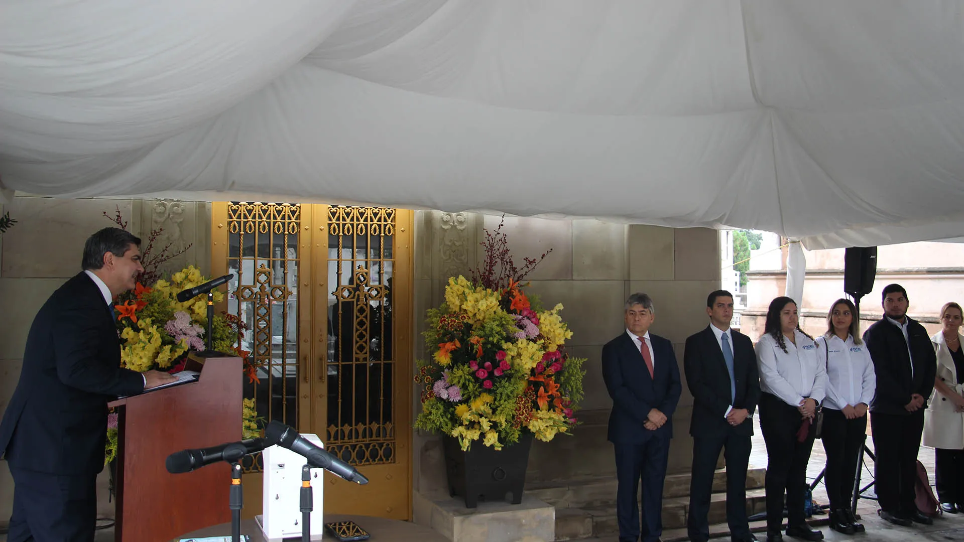 Recuerdan a líderes del Tec de Monterrey con Guardia de honor