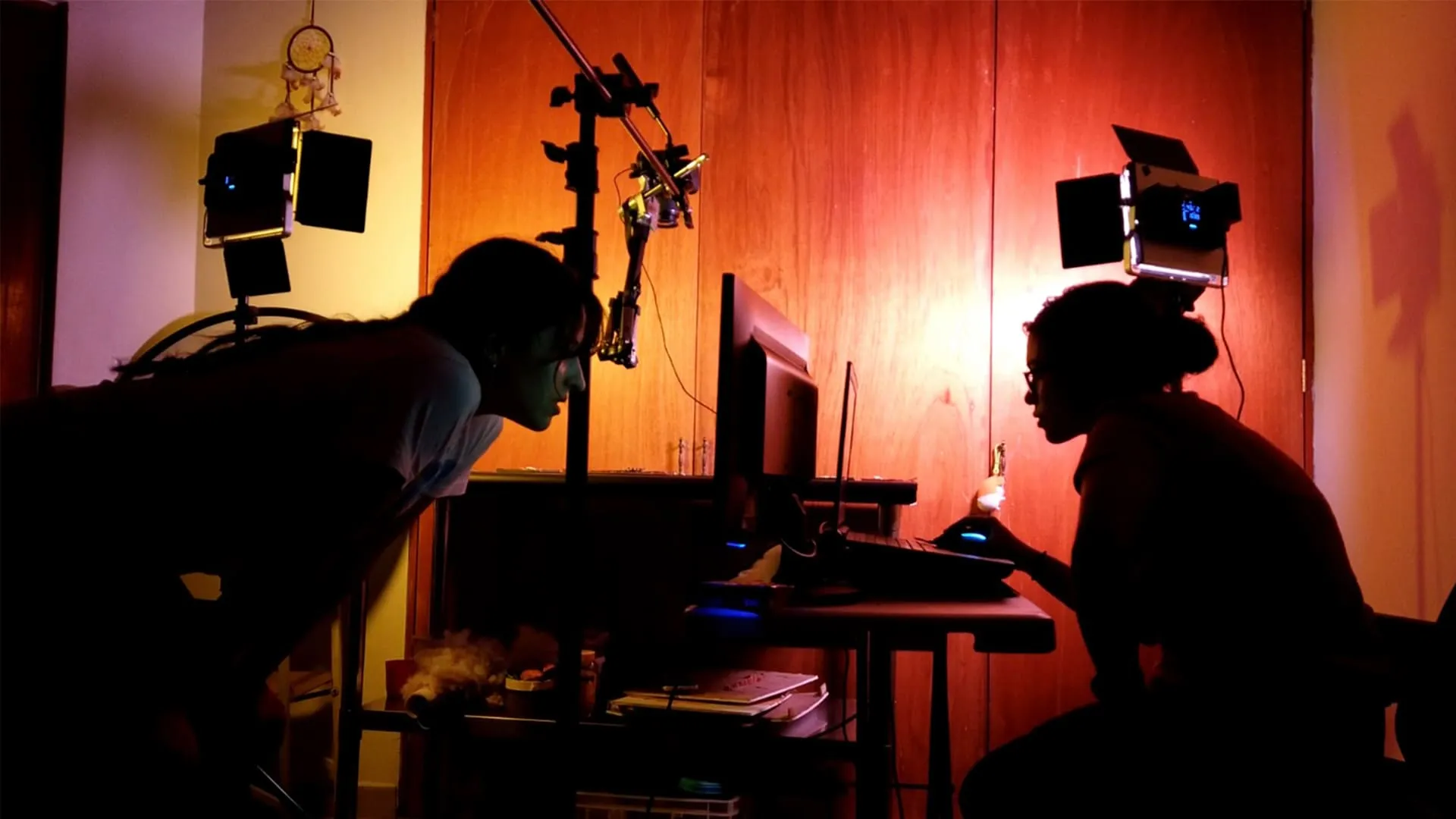 Romina y Clara trabajando en su cortometraje Fuego
