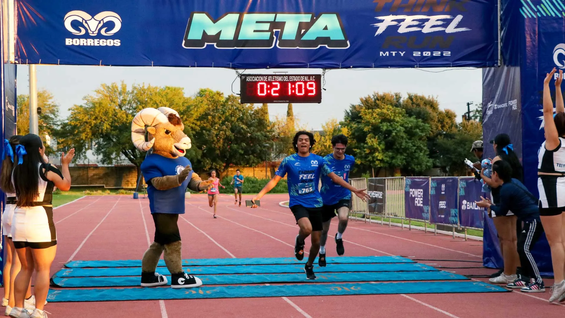 Corren y llegan a la meta: conviven en carrera Think, Feel, Run