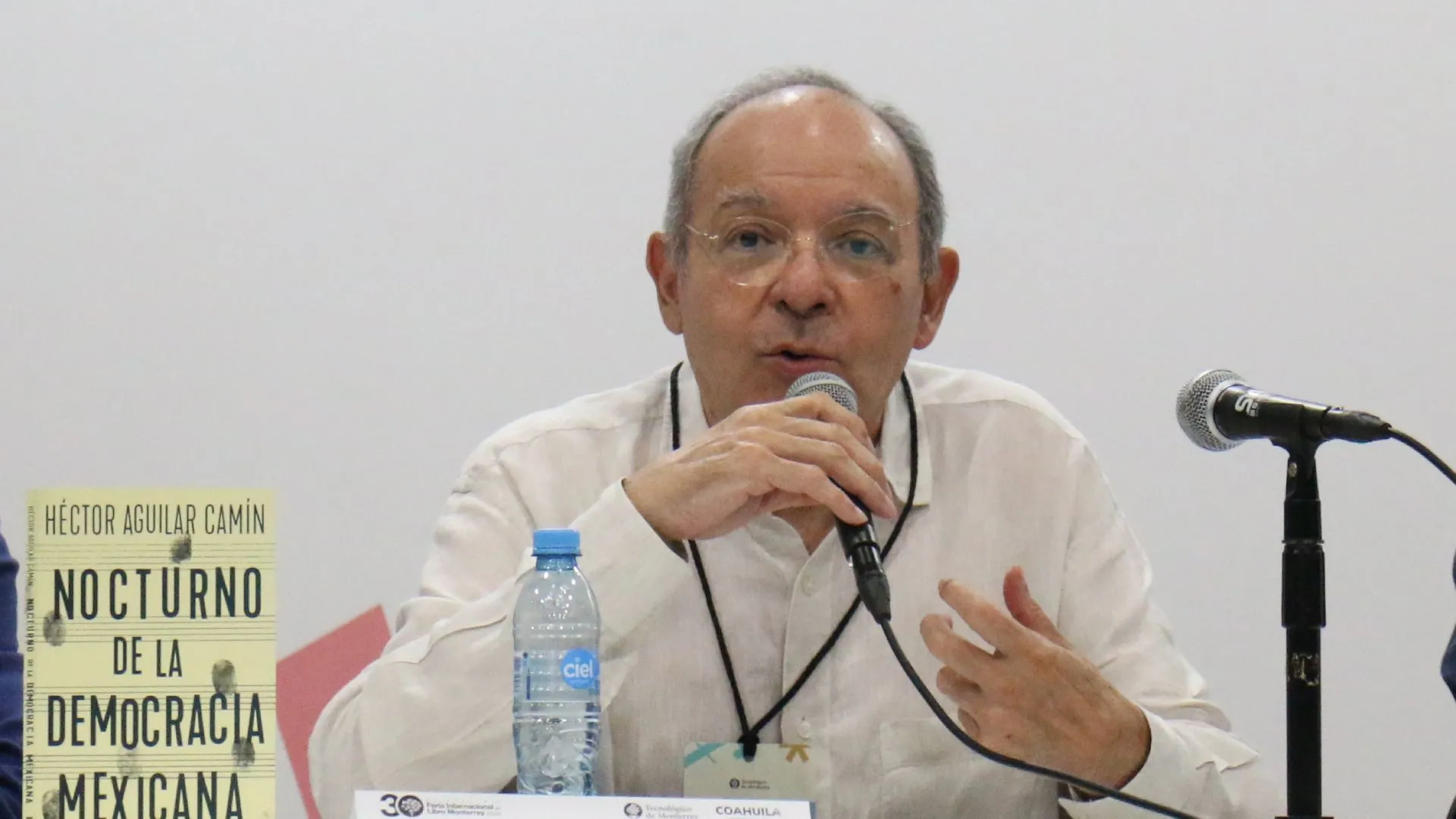 Rinden homenaje al escritor Héctor Aguilar Camín durante la FIL
