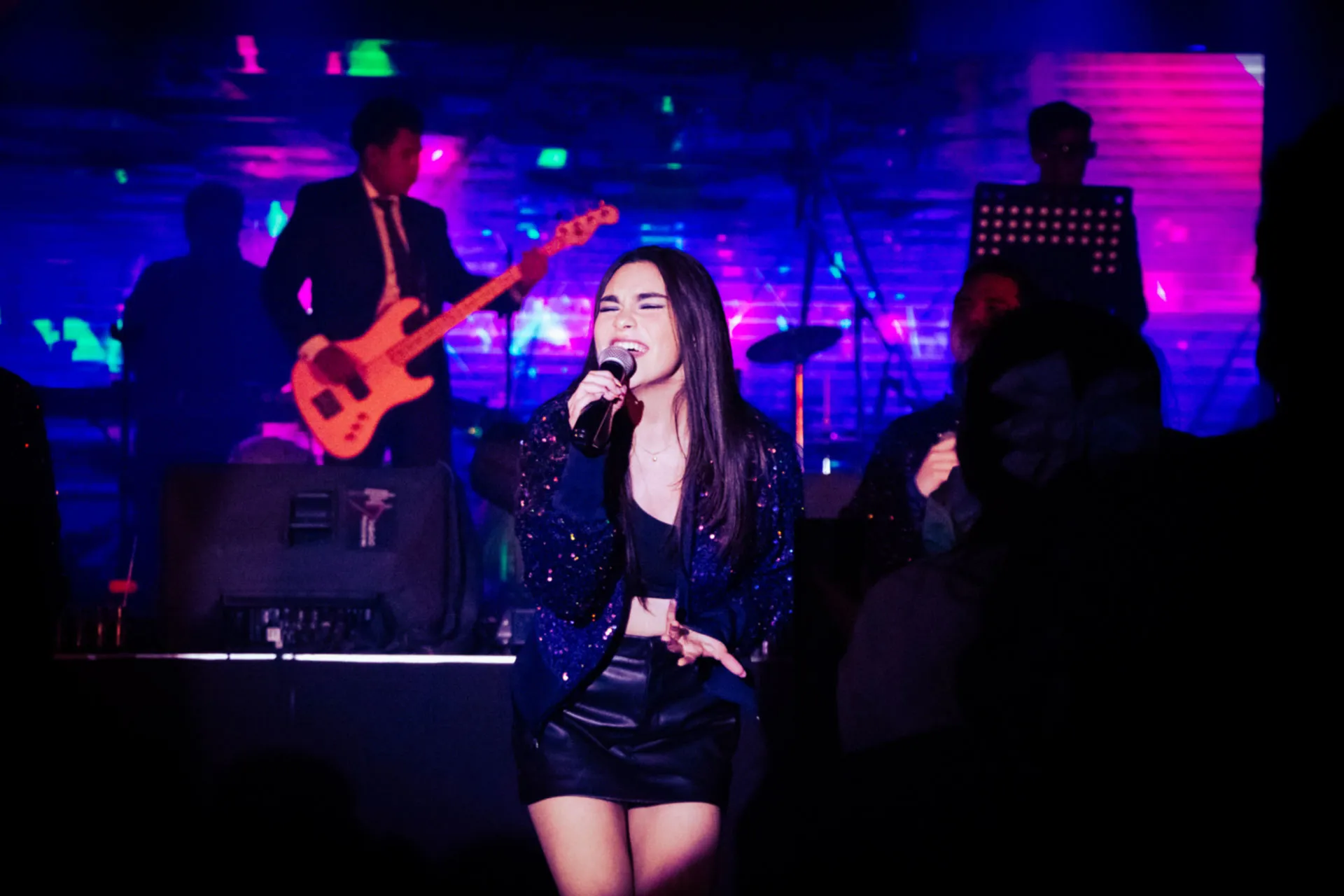 Estudiante cantando