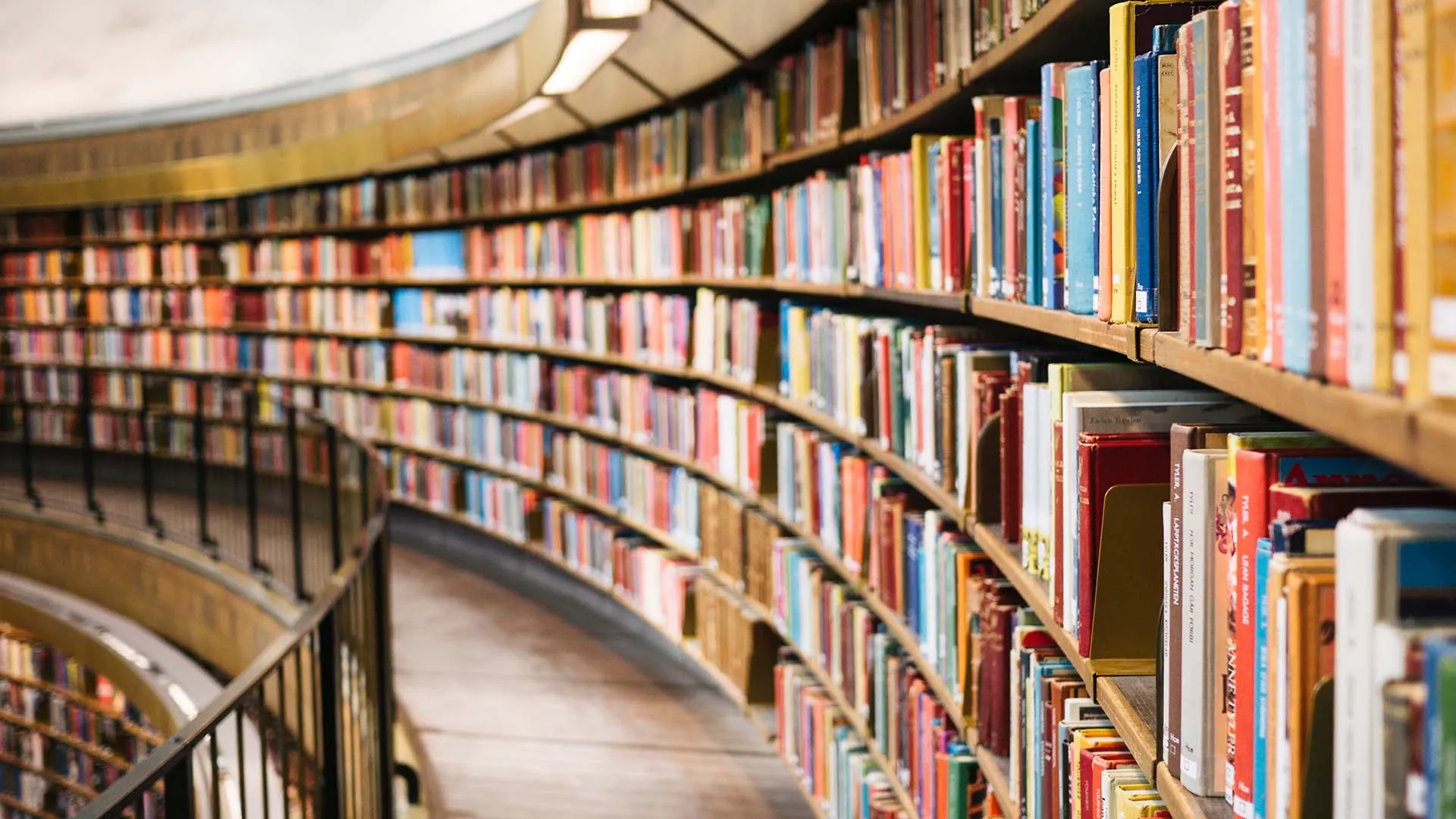 Biblioteca con más de 1000 libros físicos