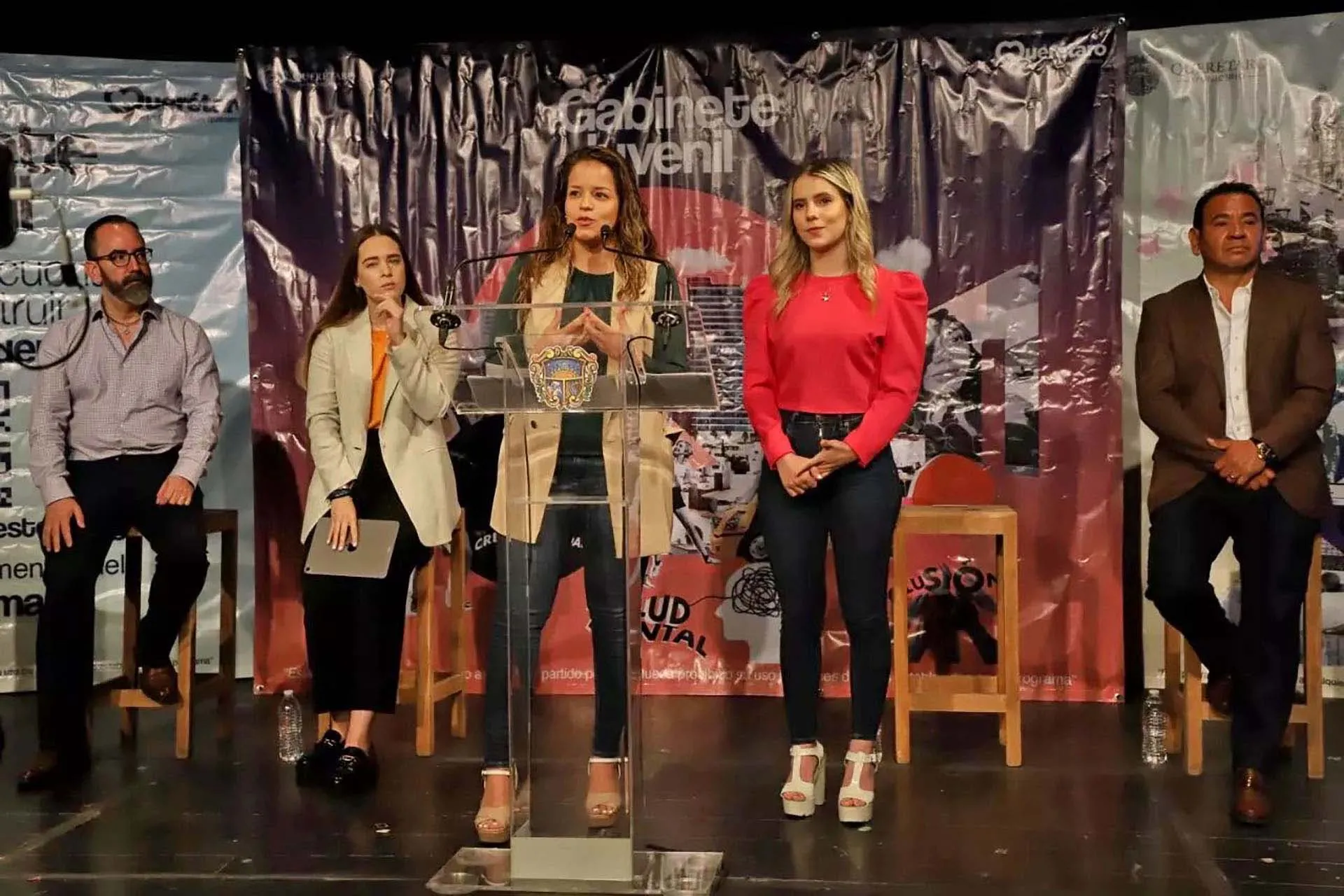 Alumna y su proyecto ganadores en el Gabinete Juvenil Qro