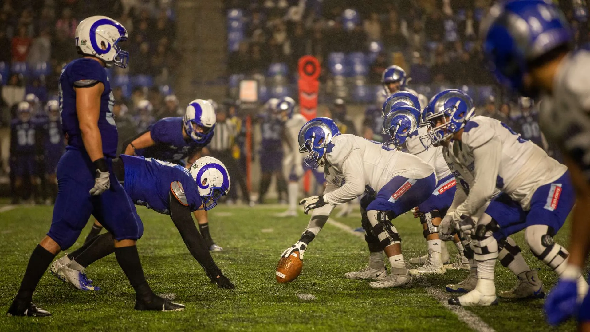 Jugada inicial de la semifinal entre Borregos Monterrey y Borregos Puebla