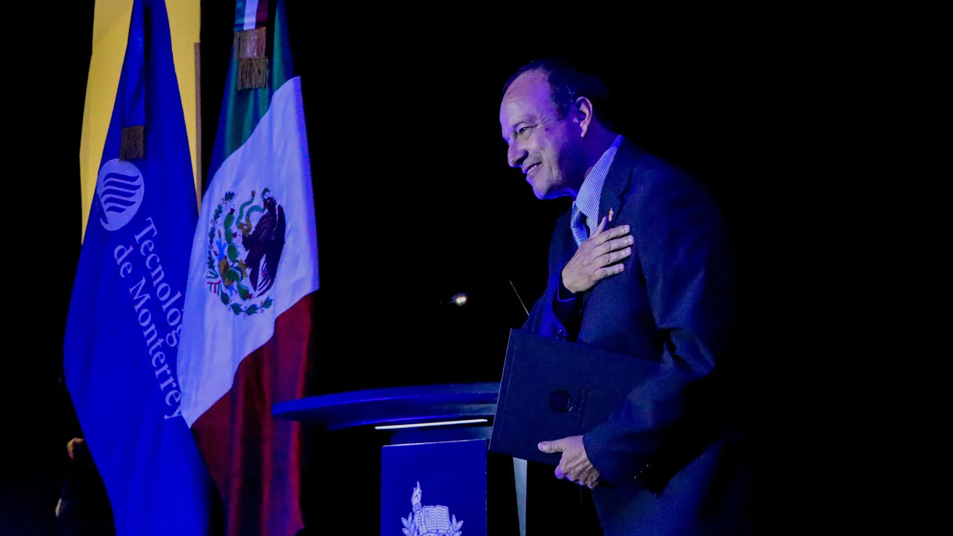 Martín recibiendo su reconocimiento por la trayectoria