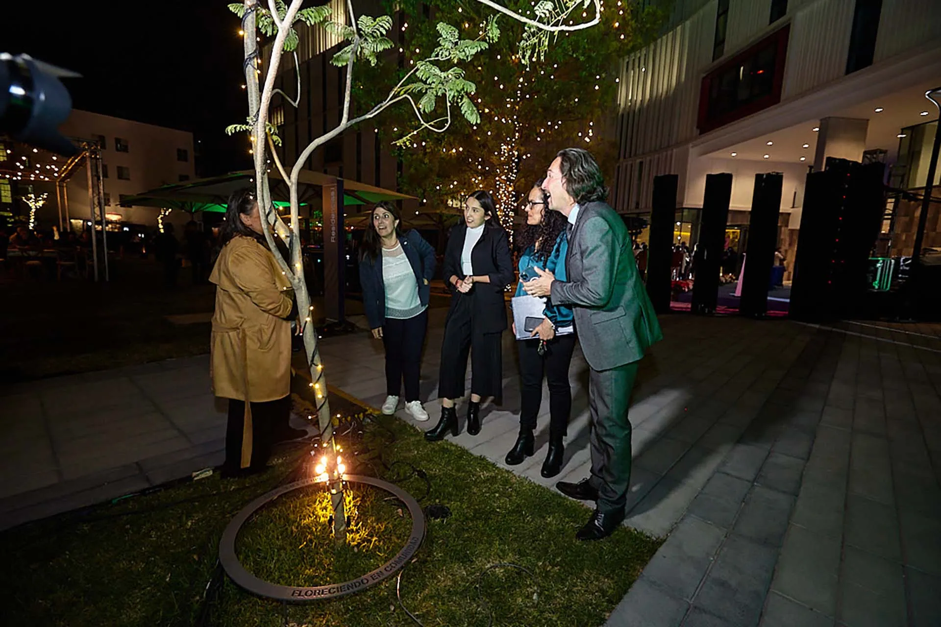 Donantes se reúnen alrededor de su árbol en la ceremonia de agradecimiento