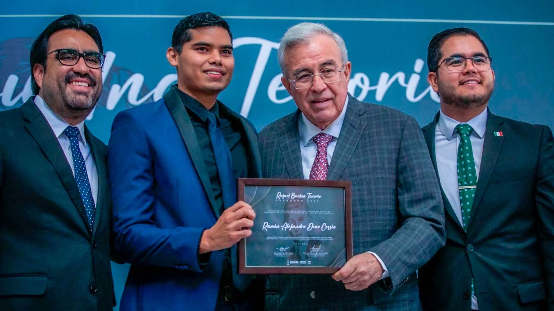 Ramón Díaz recibiendo galardón estatal por sus labores sociales