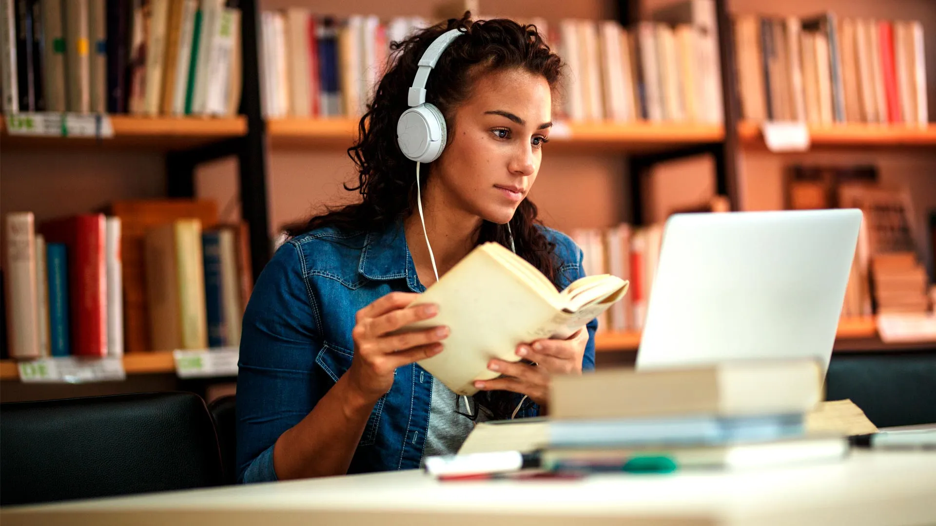 El Global Shared Learning Classroom es una iniciativa para que estudiantes puedan tener experiencias internacionales a través de clases en línea en ambientes multiculturales.
