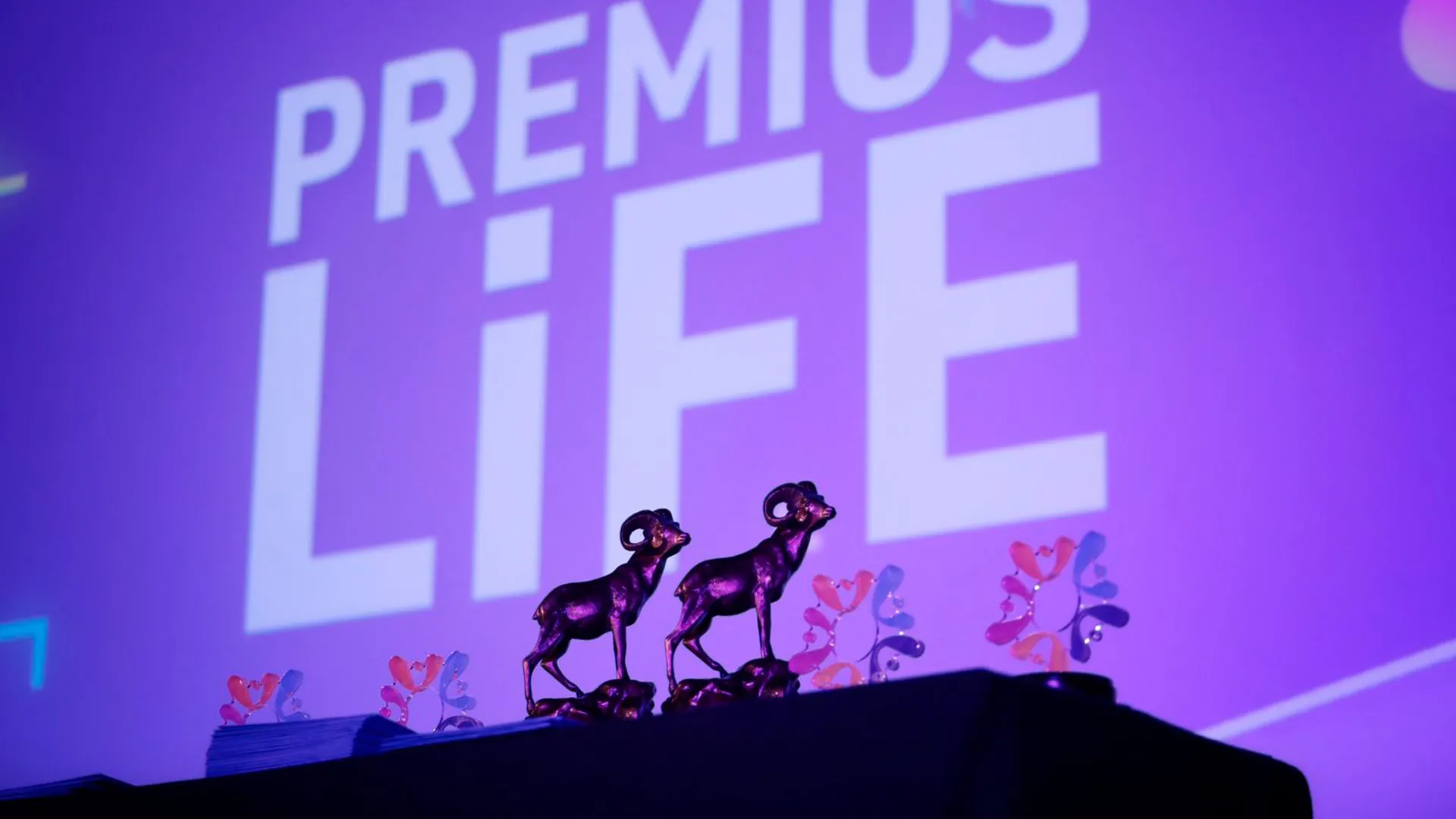 Estatuas de Borregos de Oro sobre mesa en Premios LiFE