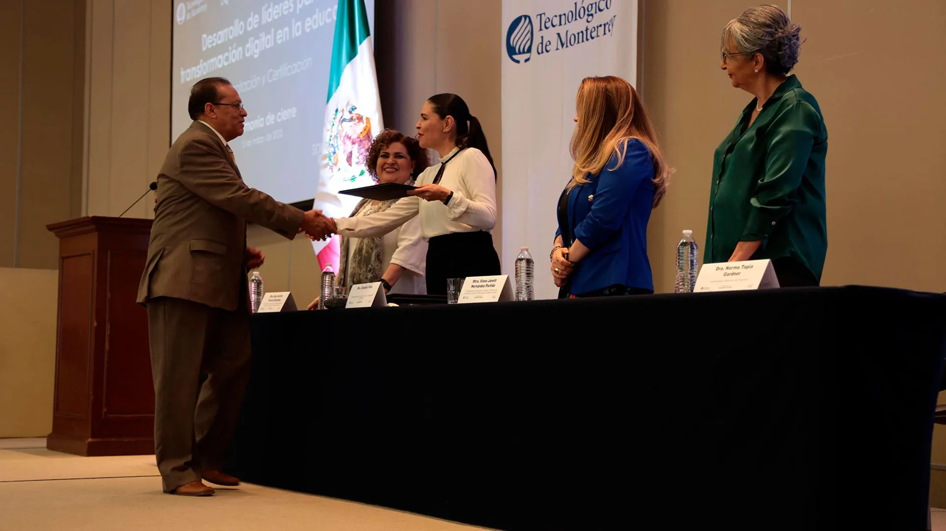 certifican a profesores de jalisco en transformación digital. 