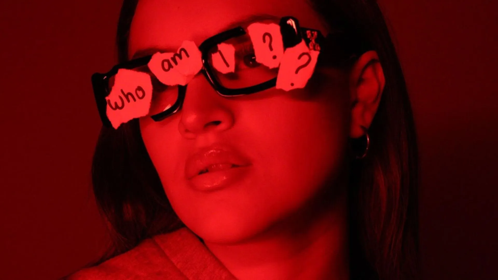 Mujer mirando con lentes en iluminación roja.