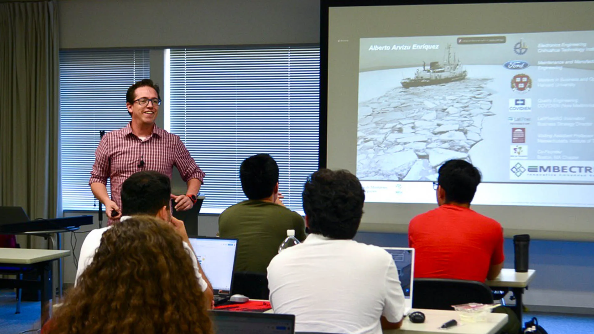 Imagen del profesor Alberto Arvizu impartiendo un curso de Design Thinking en Japón