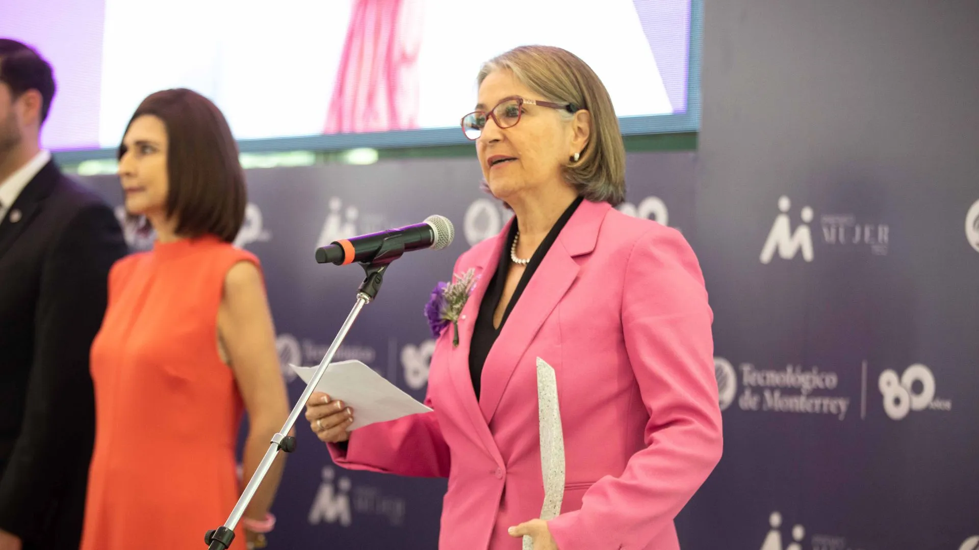 Profesor de CDMX gana Premio Mujer Tec 2023