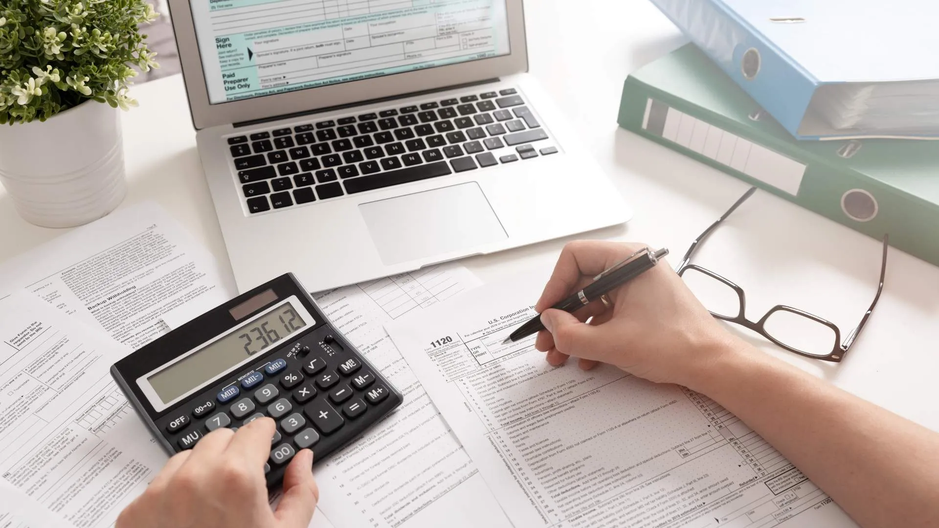 Persona calcula impuestos para declarar  