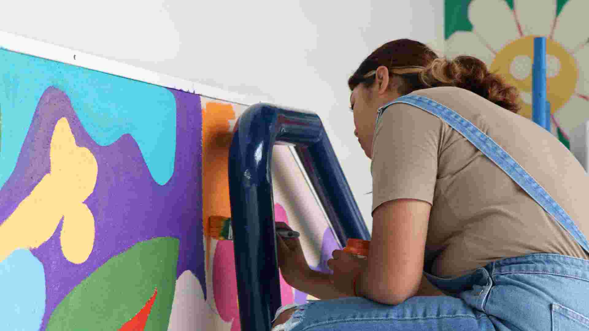 ¡A pintar! EXATEC ilustra mural en campus Morelia 