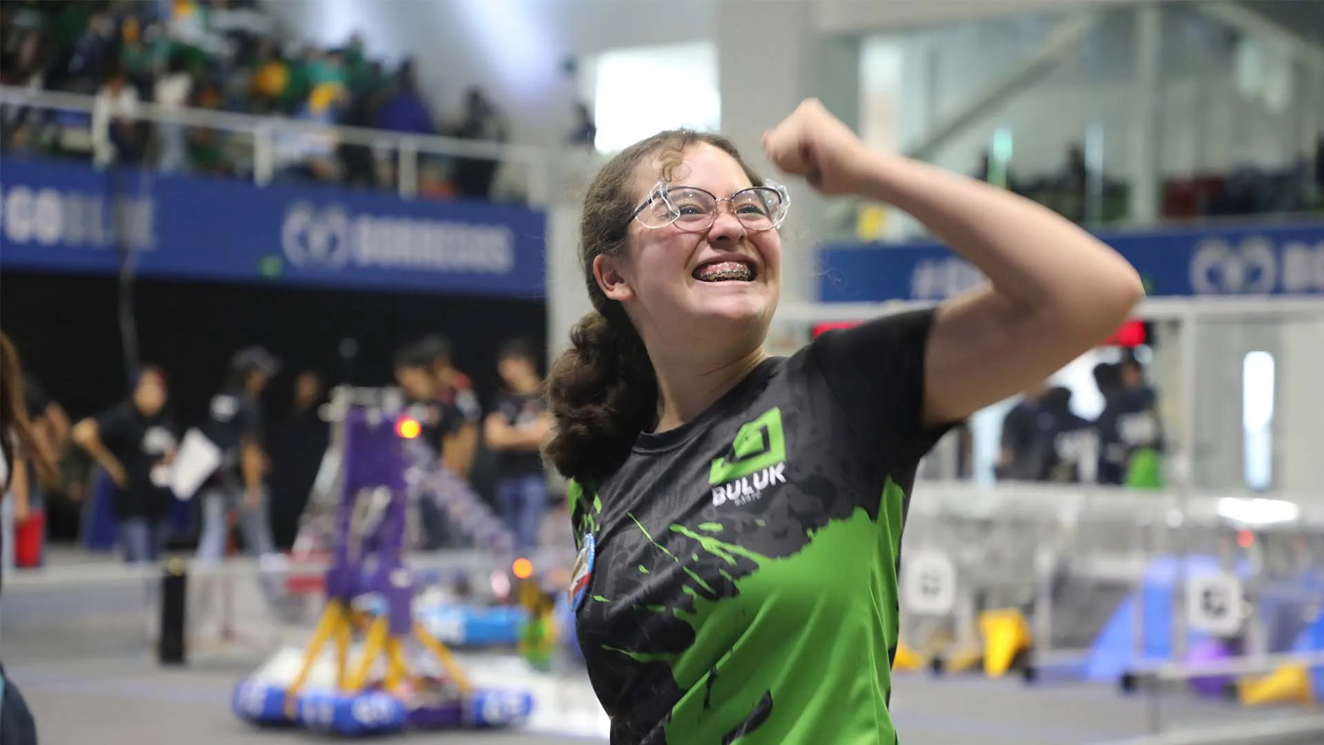 Romina celebra un triunfo durante FIRST