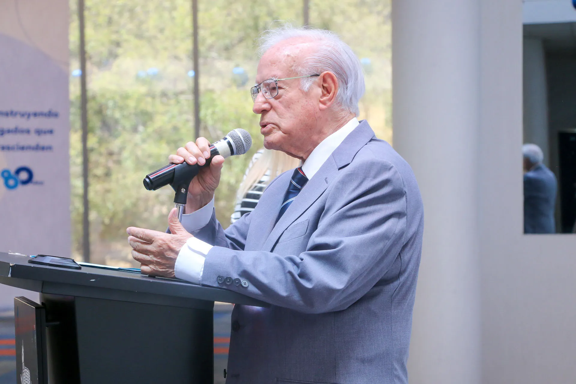 Enrique Argüelles dando su discurso en su homenaje en Tec Zacatecas
