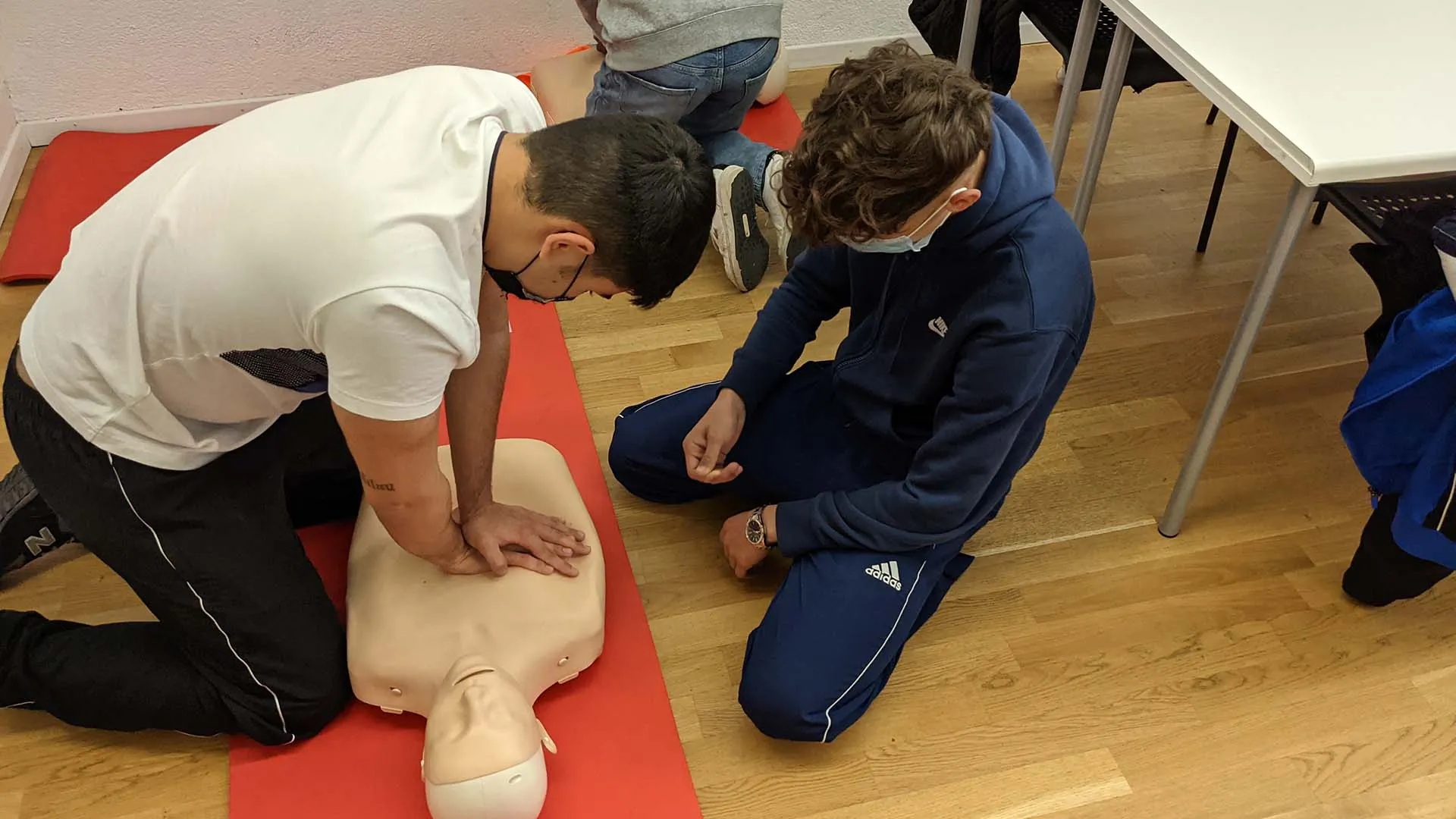 Alumnos tomando curso de primeros auxilios