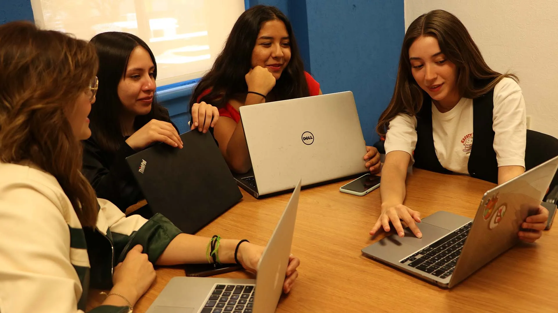 Éxito estudiantil en Biotecnología: Kit tecnológico revolucionario