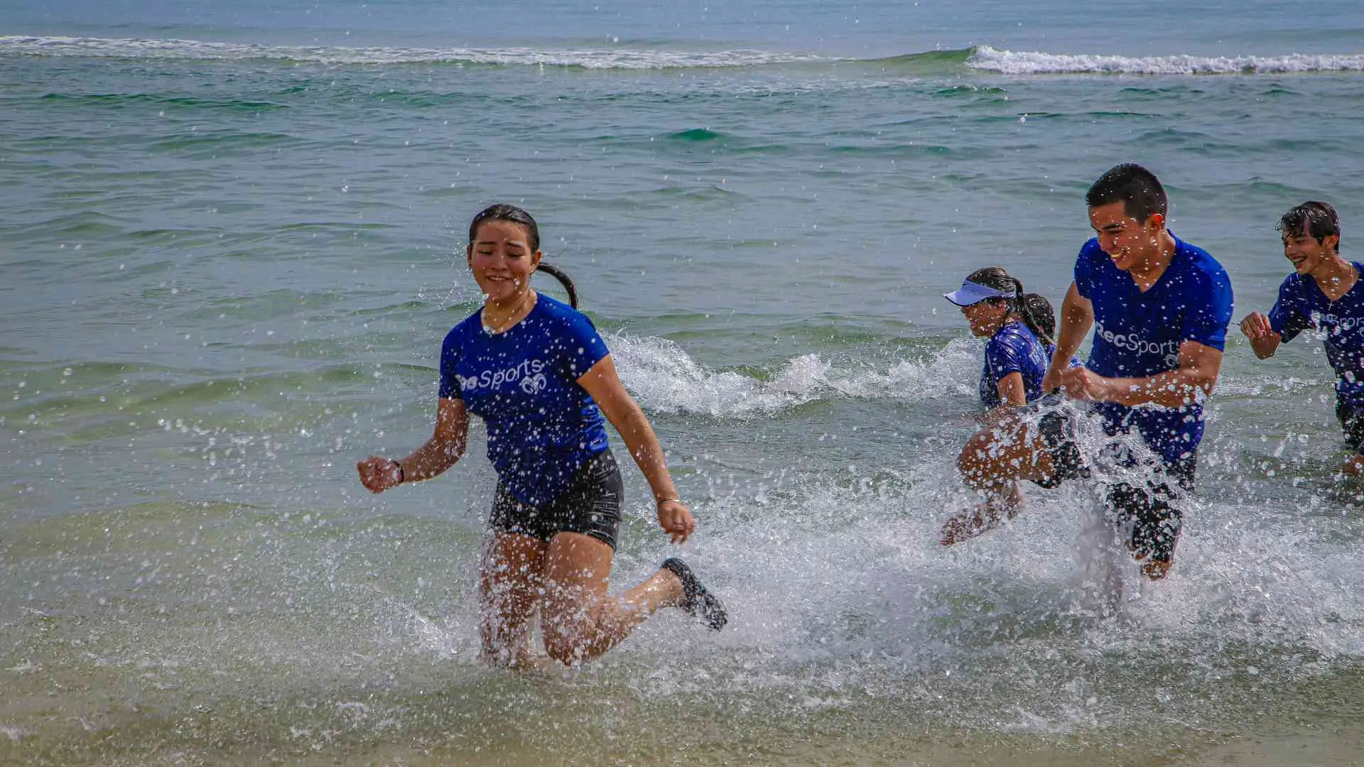 alumnos jugando en la playa 