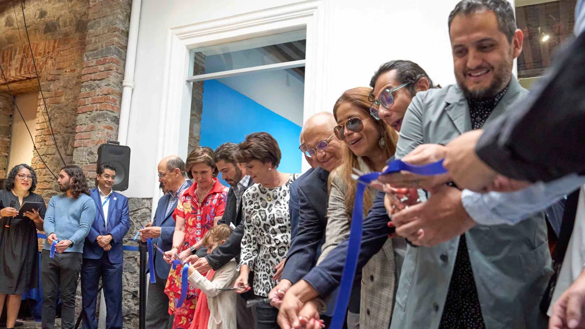 Directivos, consejeros y alumnos, inauguran exposición del 20 aniversario del Tec