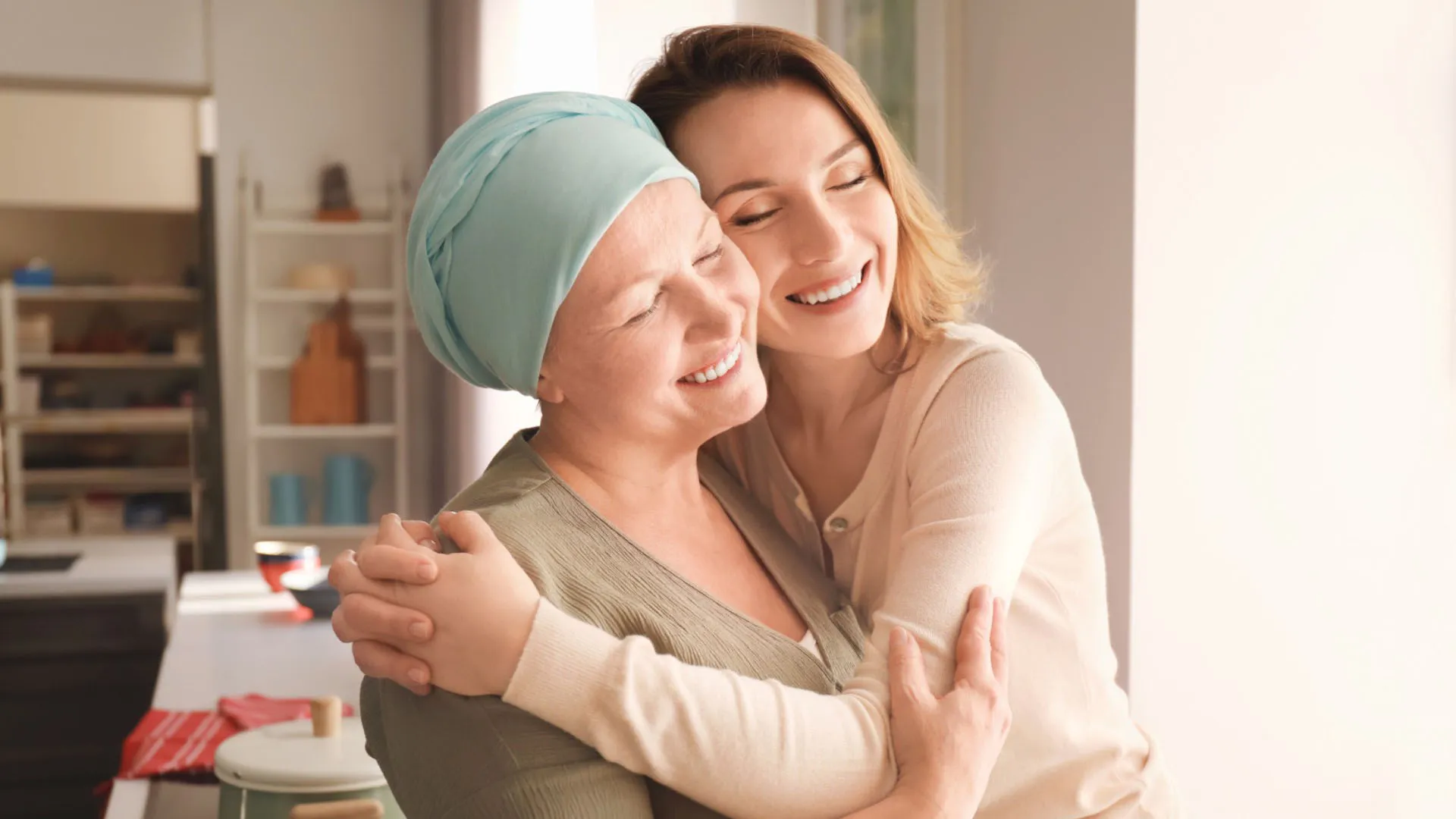 Mujer con cáncer apoyada por su familia