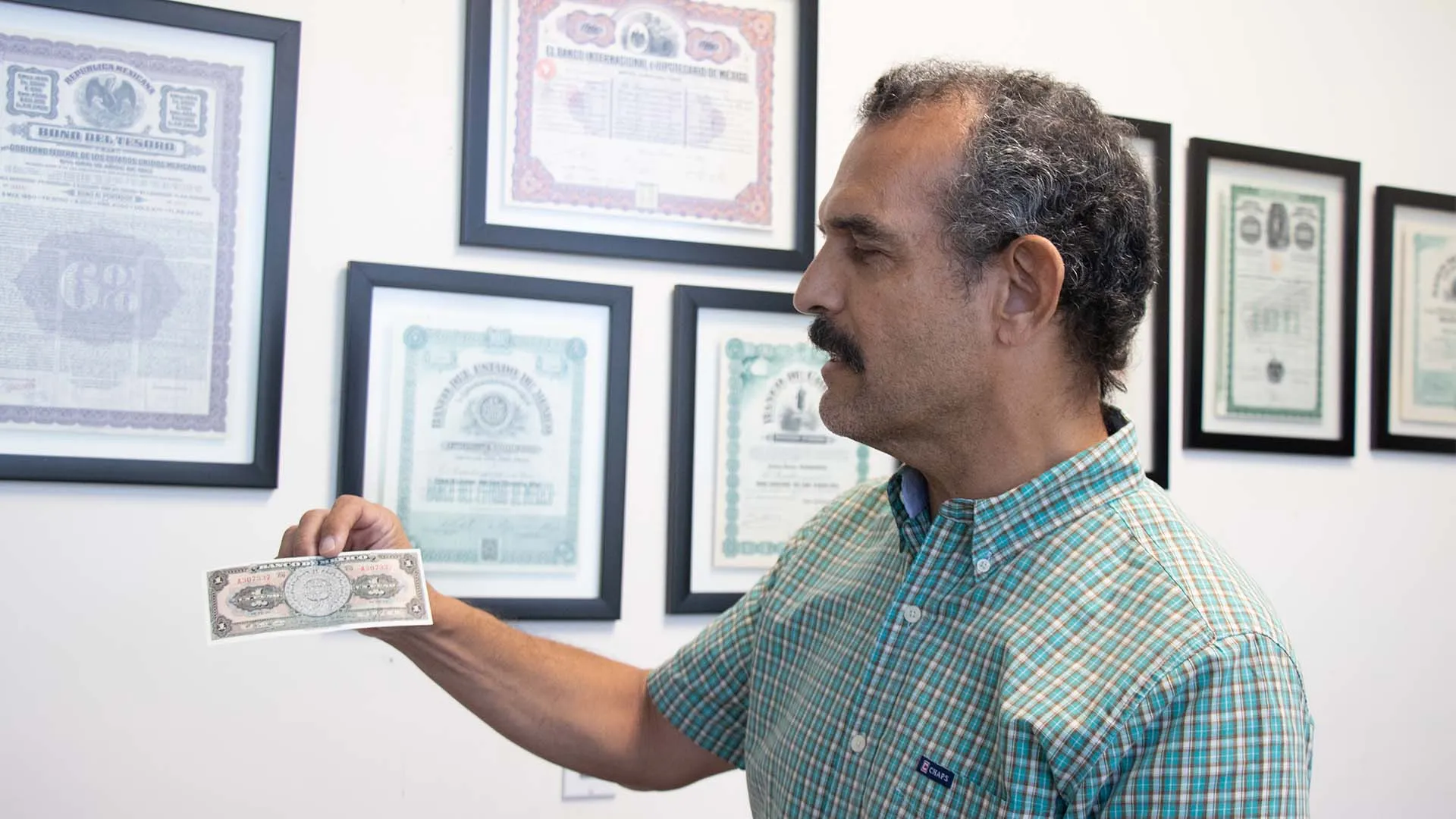 Profesor Tec comparte con billetes colección historia de México