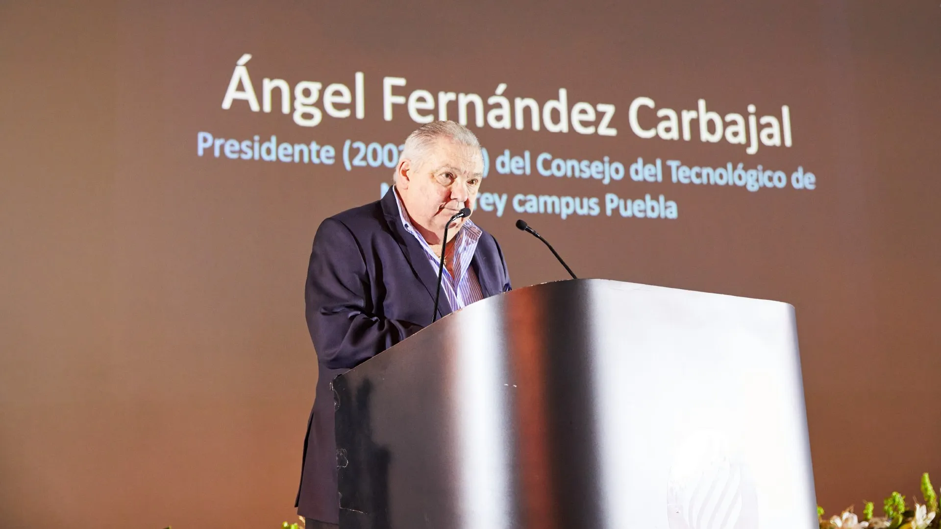 Ángel Fernández Carbajal, consejero honorario del Tec campus Puebla, recibiendo la moneda conmemorativa Eugenio Garza Sada