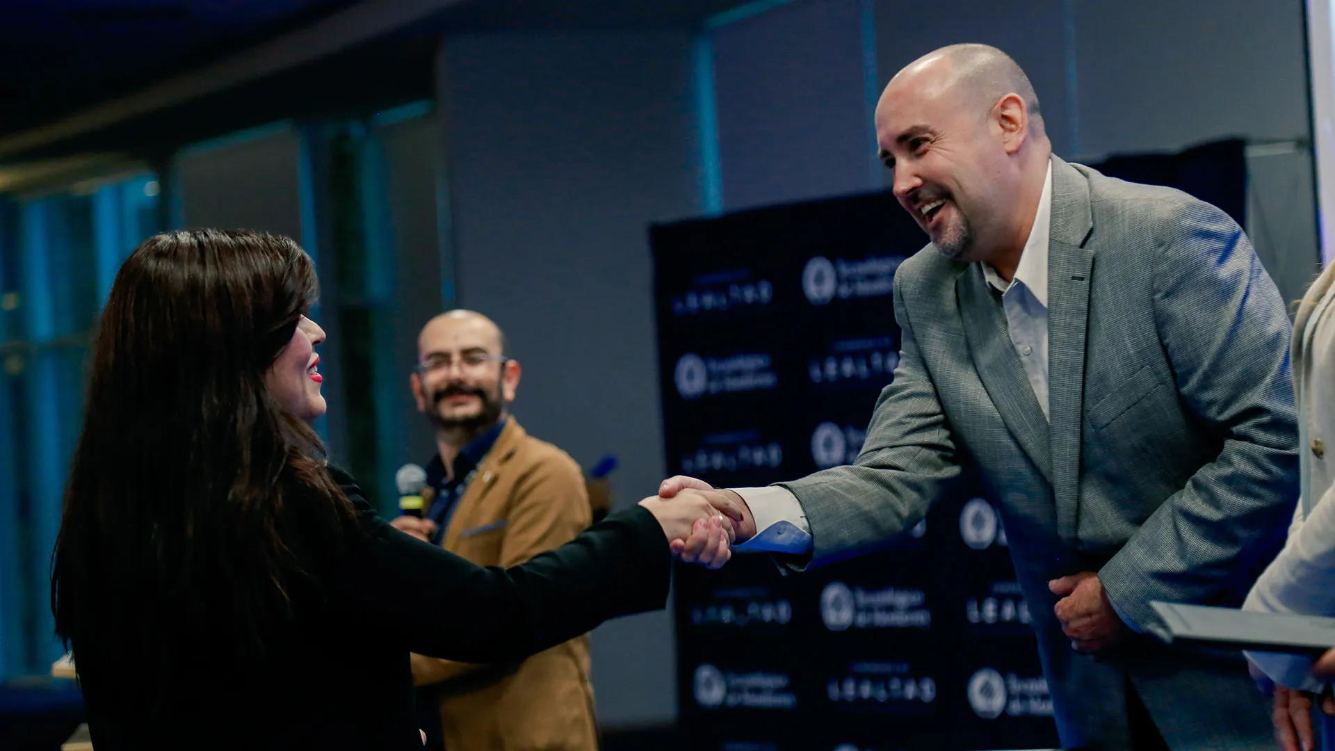 Colaboradora recibe su reconocimiento de lealtad ante las autoridades