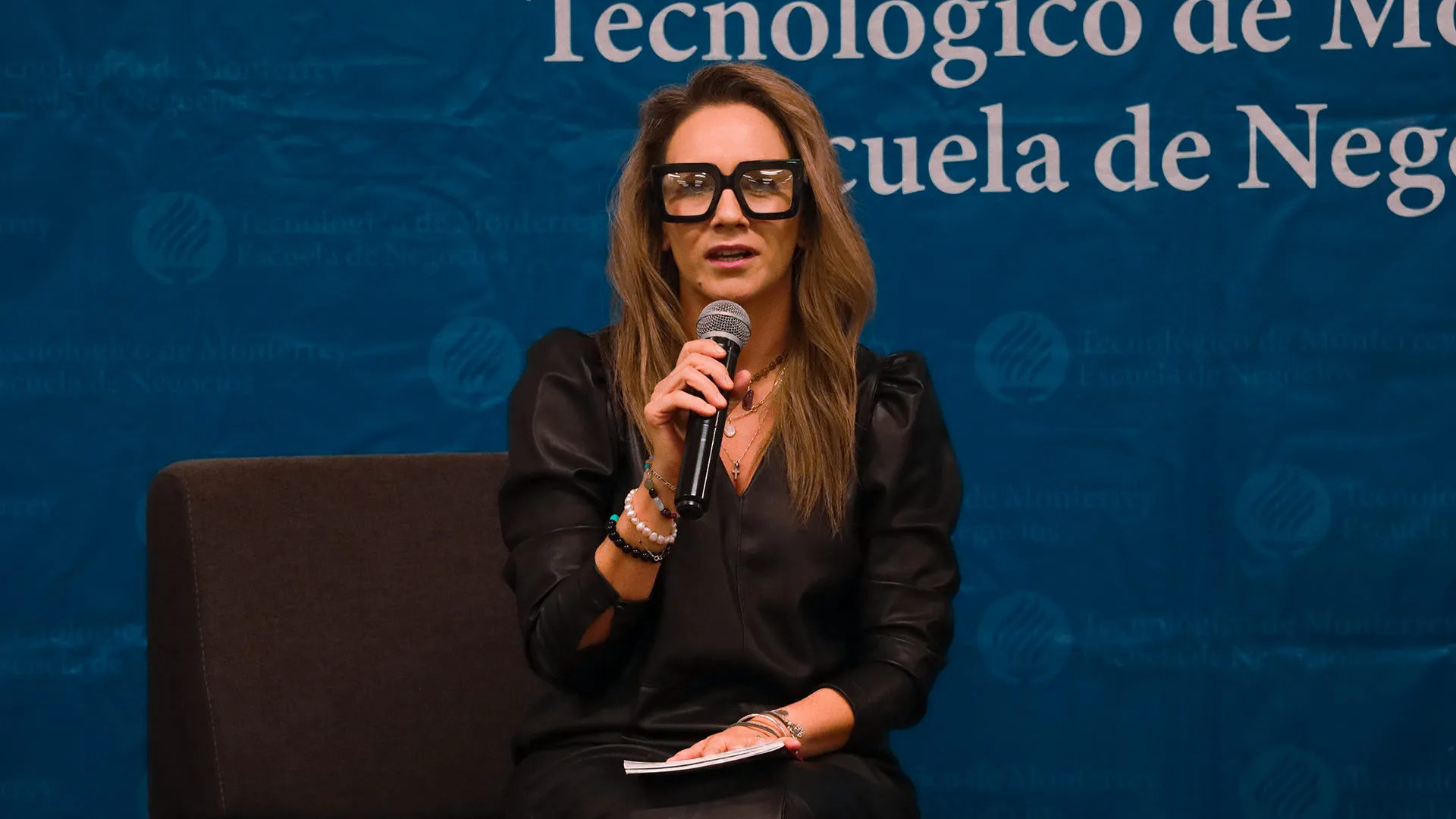 Profesora del Tec presenta su libro Creando mi marca personal