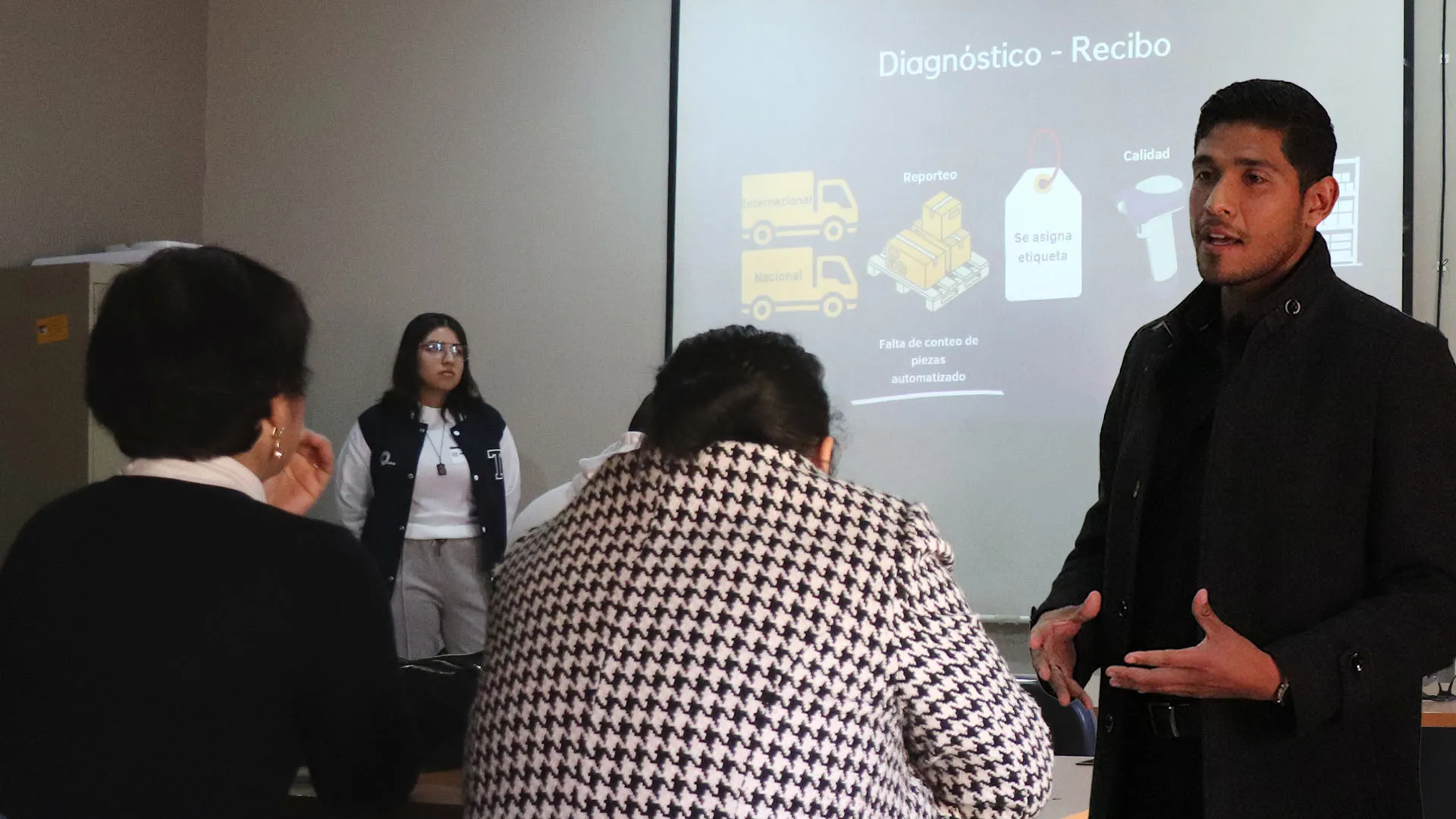 Estudiantes presentan tecnologías para mejorar cadena de suministro de fabricadora